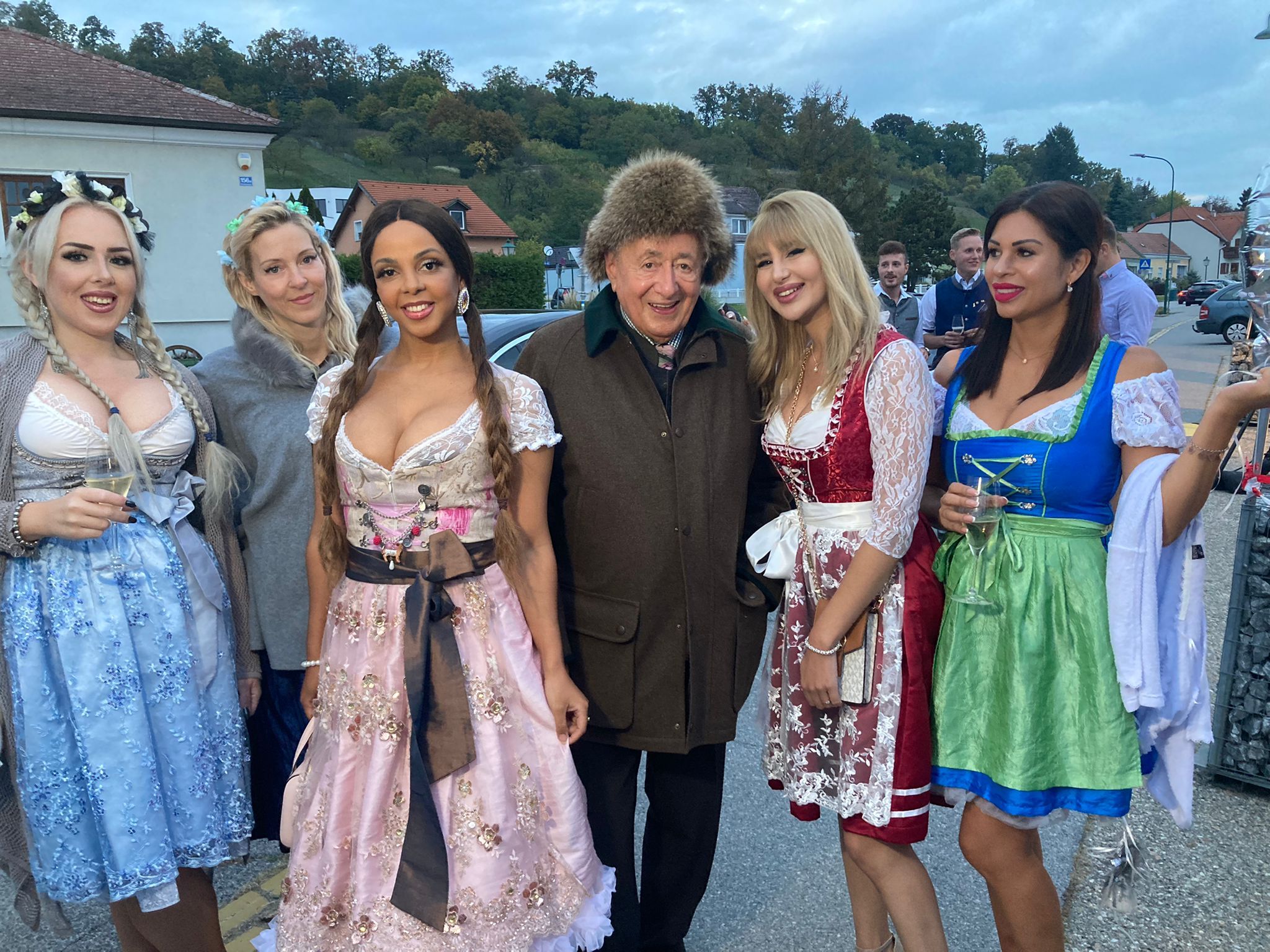 Richard Lugner mit Wildsau, Bienchen, Kolibri, Schmetterling und Bambi (v.l.n.r.)