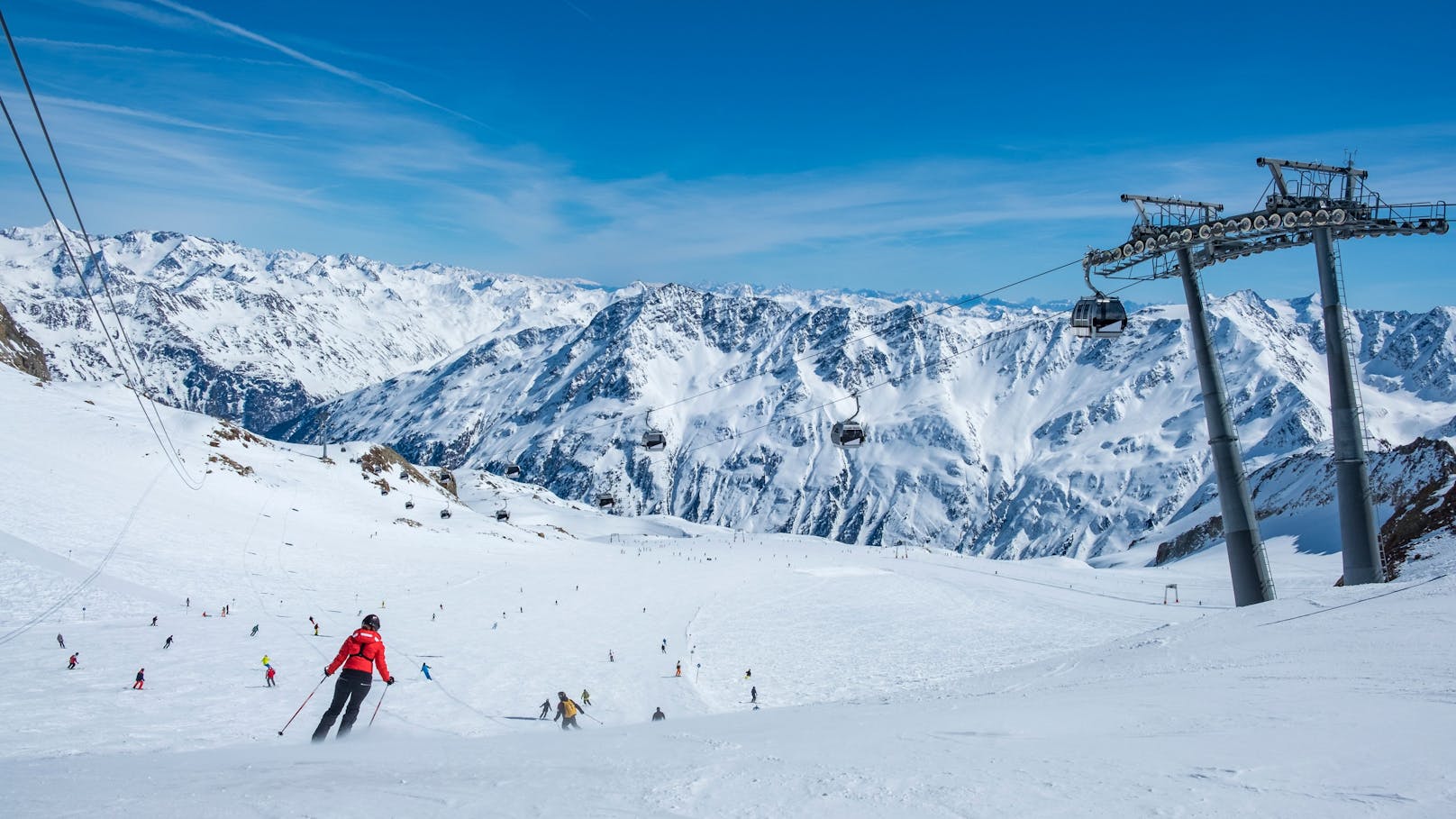 Das beliebteste Skigebiet in Europa ist laut Hometogo <strong>Sölden</strong> in Tirol. Hier kommt ein Tag auf der Piste inklusive Unterkunft in der Hauptsaison auf 204 Euro.