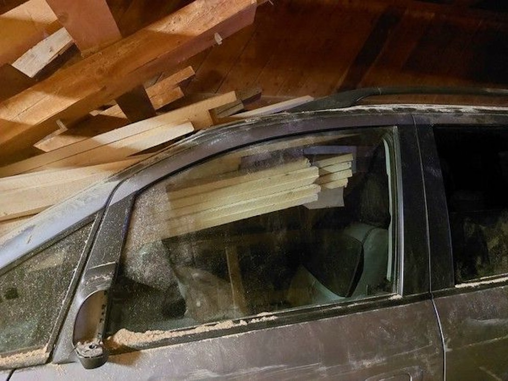 Der Wagen wurden von den Holzlatten durchbohrt.