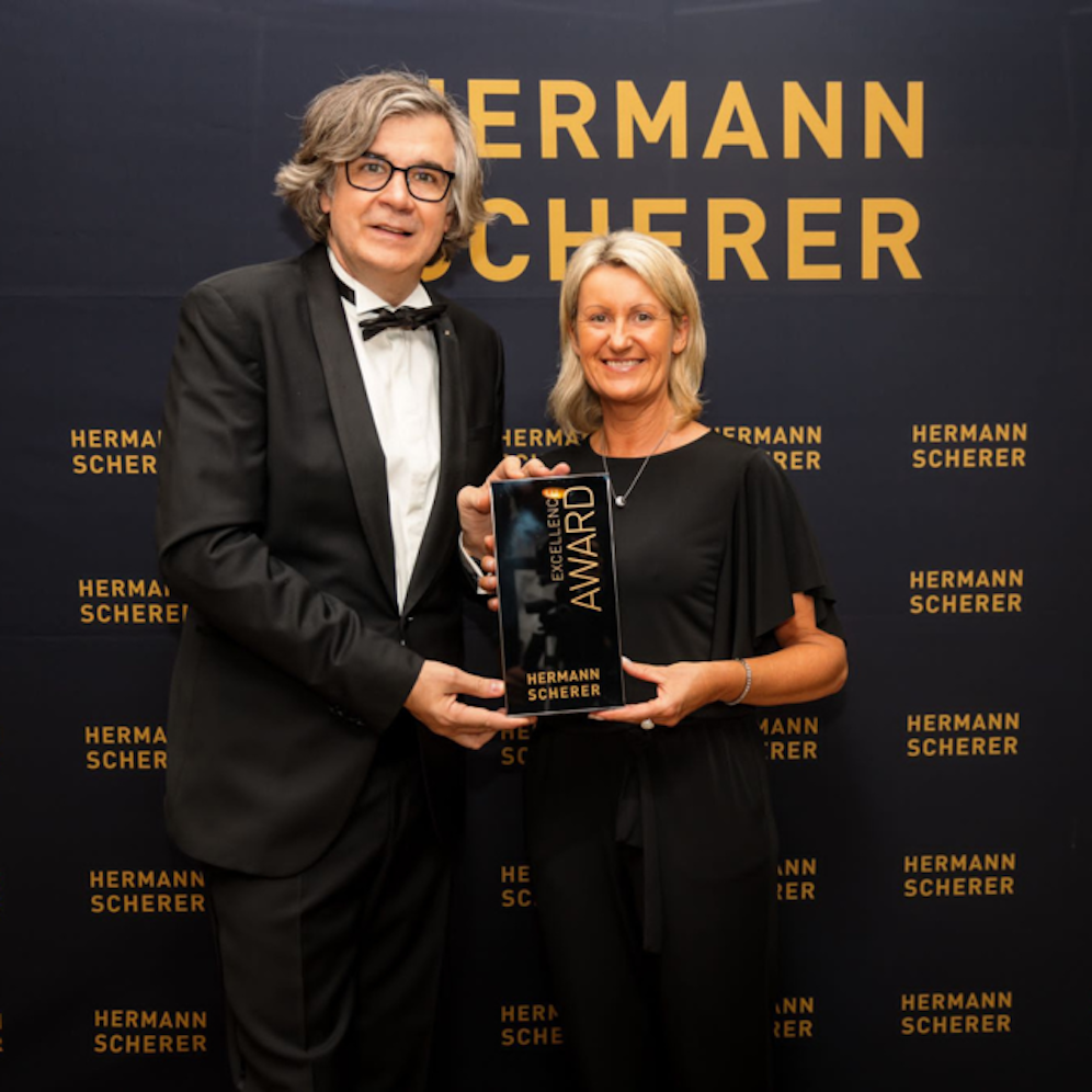 Niederösterreicherin Dagmar Forstner erhielt Award verliehen. Im Bild: Forstner bei der Preisverleihung durch Hermann Scherer.