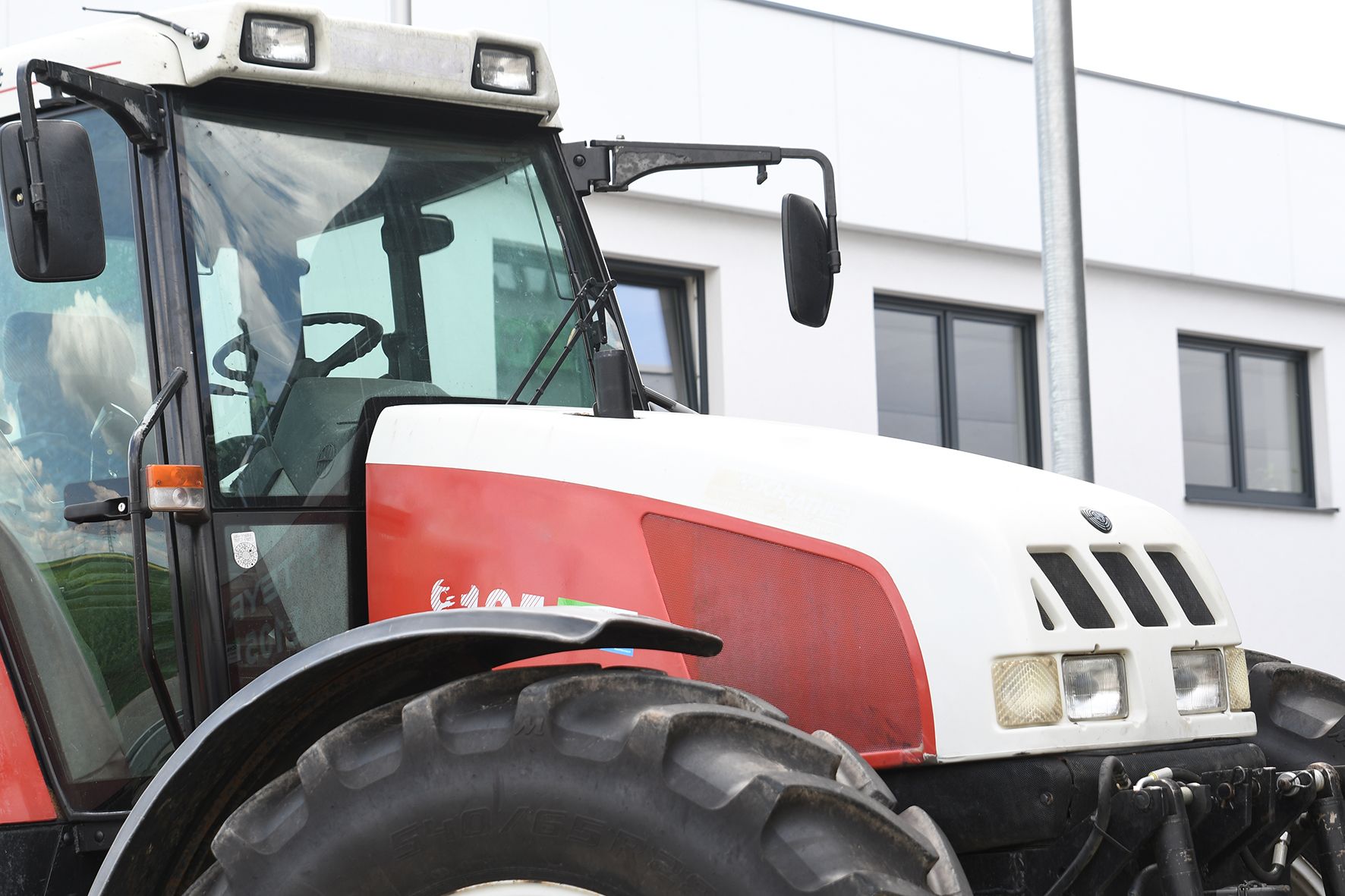 Download von www.picturedesk.com am 12.10.2022 (14:38).  23.06.2020, AUT, Fototermin, Lebensmittel, Themenbild, im Bild Reifen eines Traktors,  © 2020, PhotoCredit Johanna Schlosser - 20200704_PD16249 - Rechteinfo: Rights Managed (RM) Nur fÃ¼r redaktionelle Nutzung!