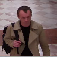 Die Polizei veröffentlichte nun weitere Bilder des mutmaßlichen Bankräubers. 