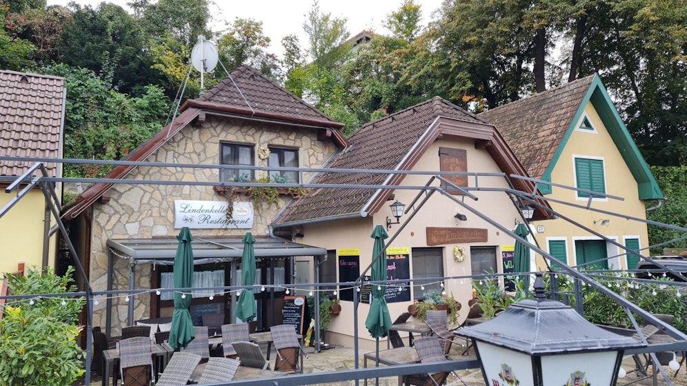 Der Lindenkeller war ab 1977 ein Heurigen,  2007 übernahmen die jetzigen Betreiber das Lokal, das bereits Jahre zuvor schon als klassisches Dorfwirtshaus geführt wurde.