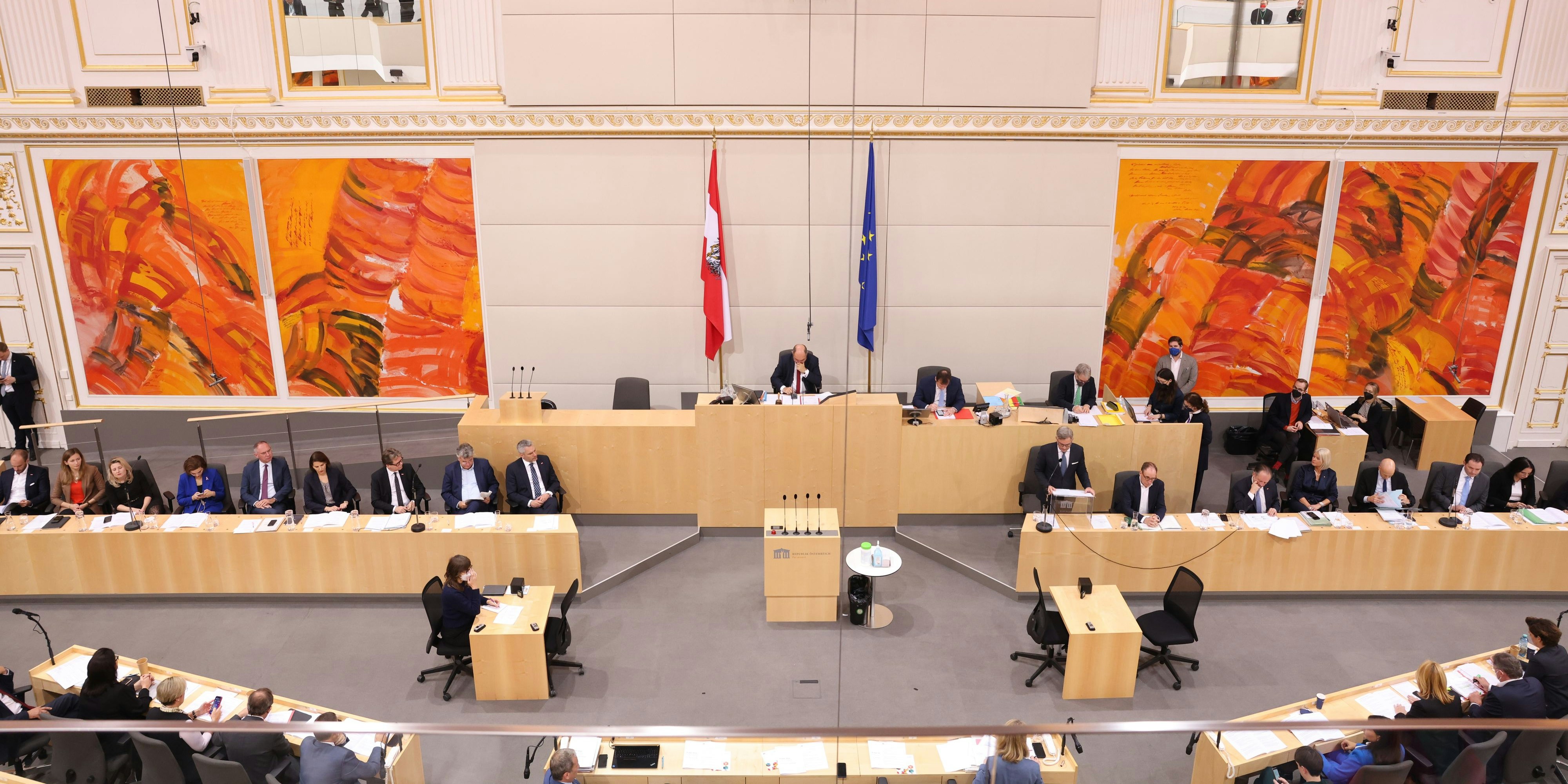 Offiziell debattiert die Koalition über die Wiedereinführung der Maskenpflicht (kommt eh nicht). Selbst bevorzugte die gesamte Regierung am Mittwoch oben ohne.