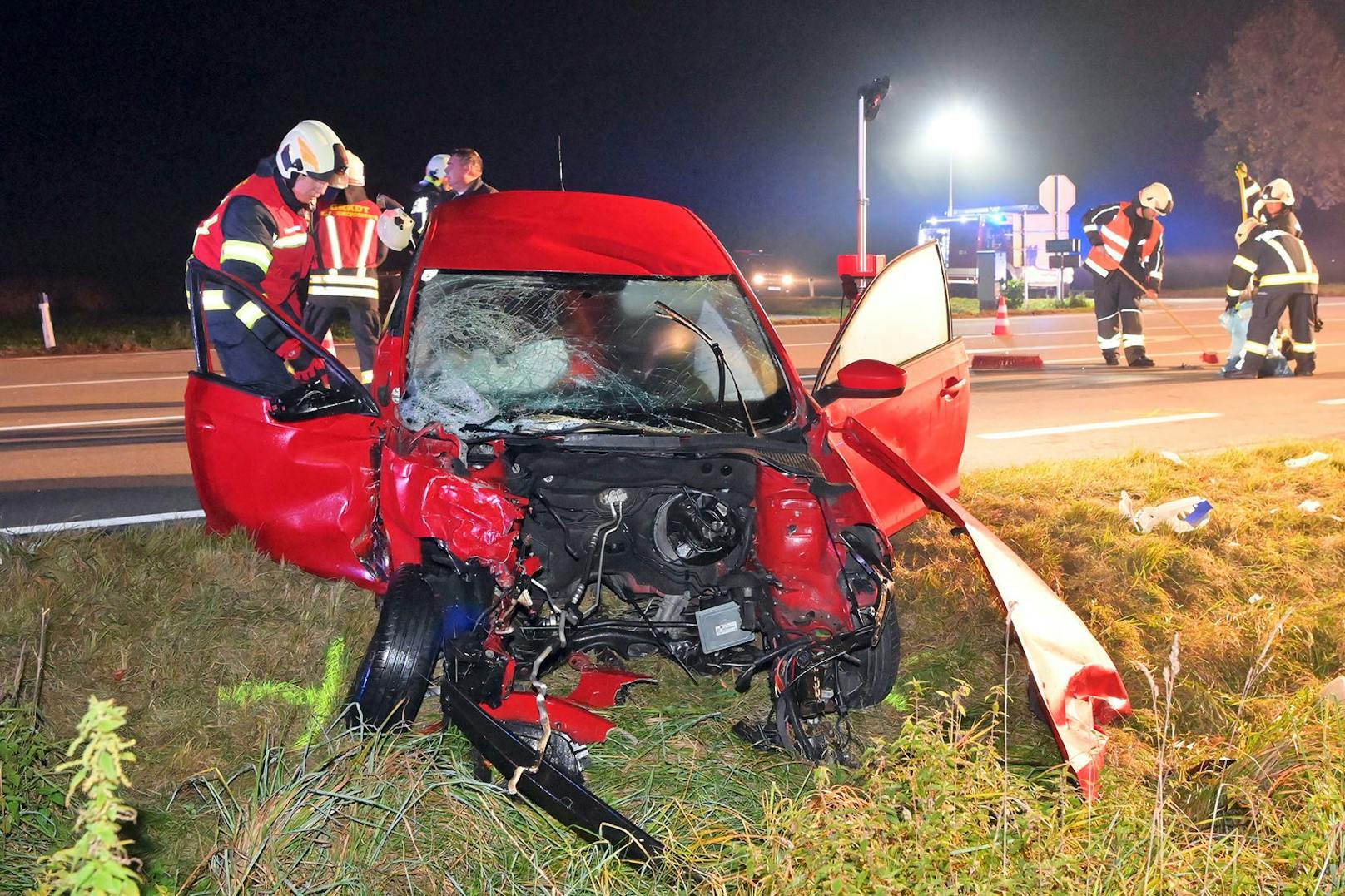 Schwerer Lkw-Crash in OÖ – Motorblock aus Auto gerissen