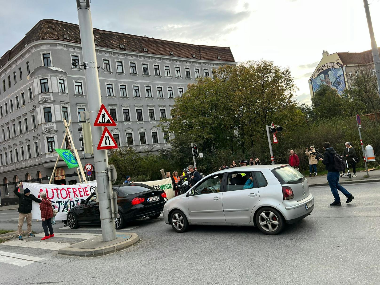 Die Triester Straße ist von den Klima-Aktivisten "gesperrt" worden.