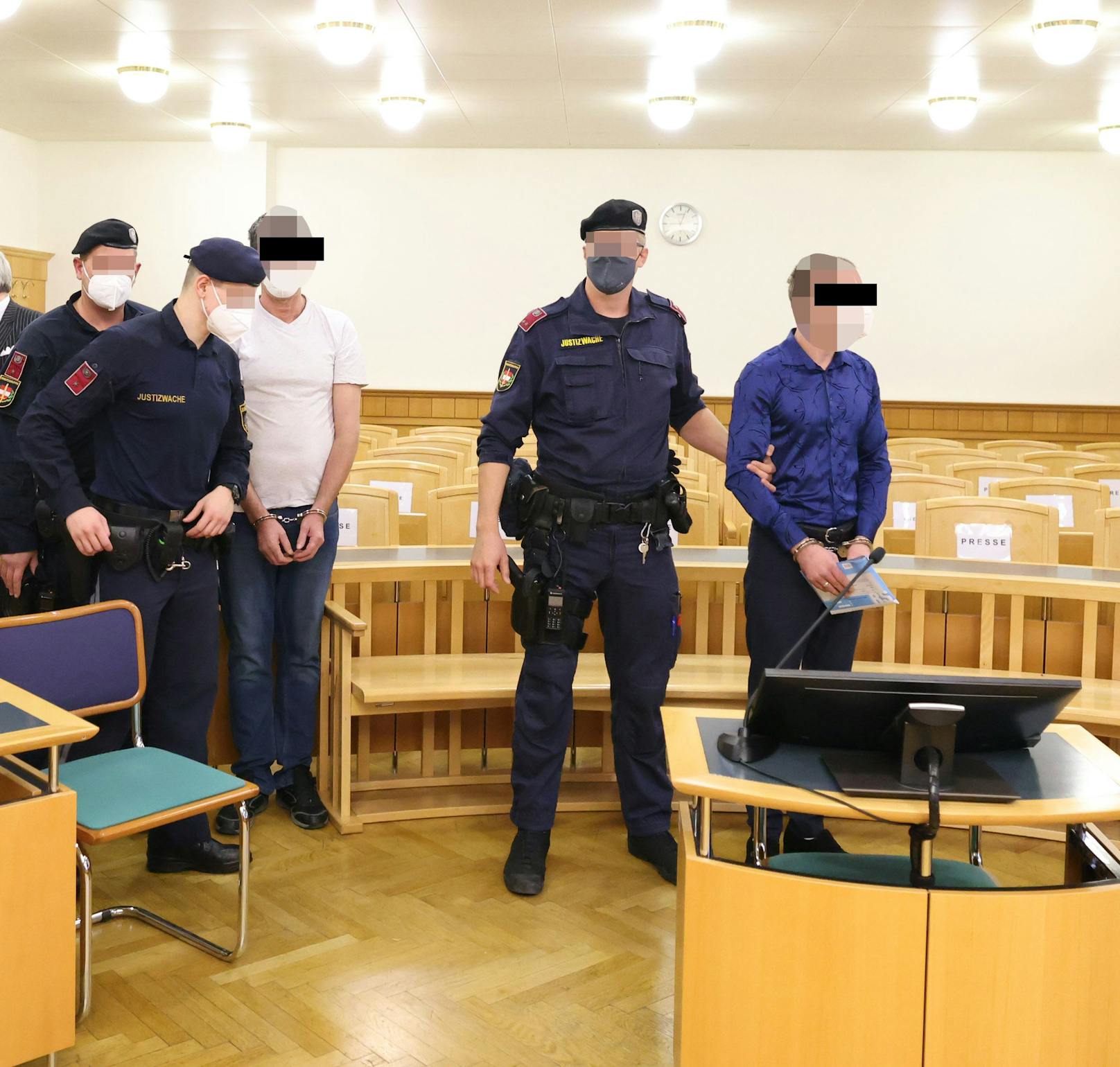 Die beiden Angeklagten im Gerichtssaal am Wiener Landesgericht