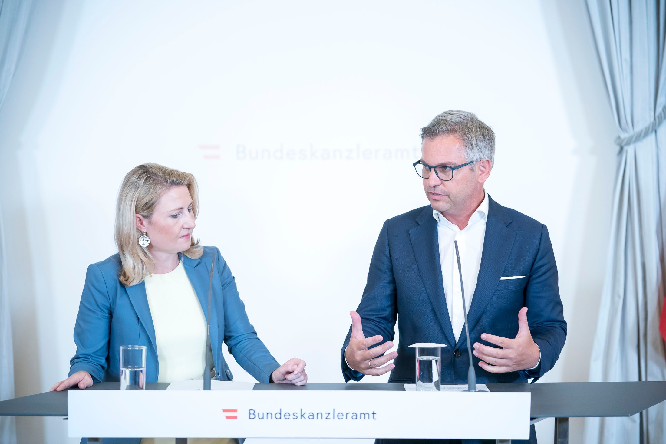 Familienministerin Susanne Raab und Finanzminister Magnus Brunner können sich über einen 