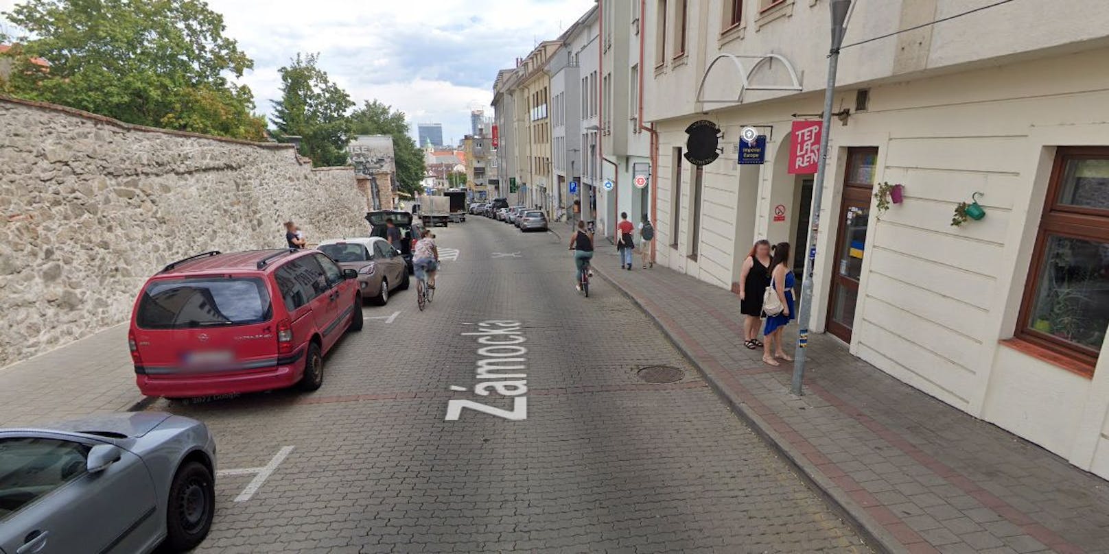 Zwei Menschen starben bei einer Schießerei in Bratislava auf offener Straße.