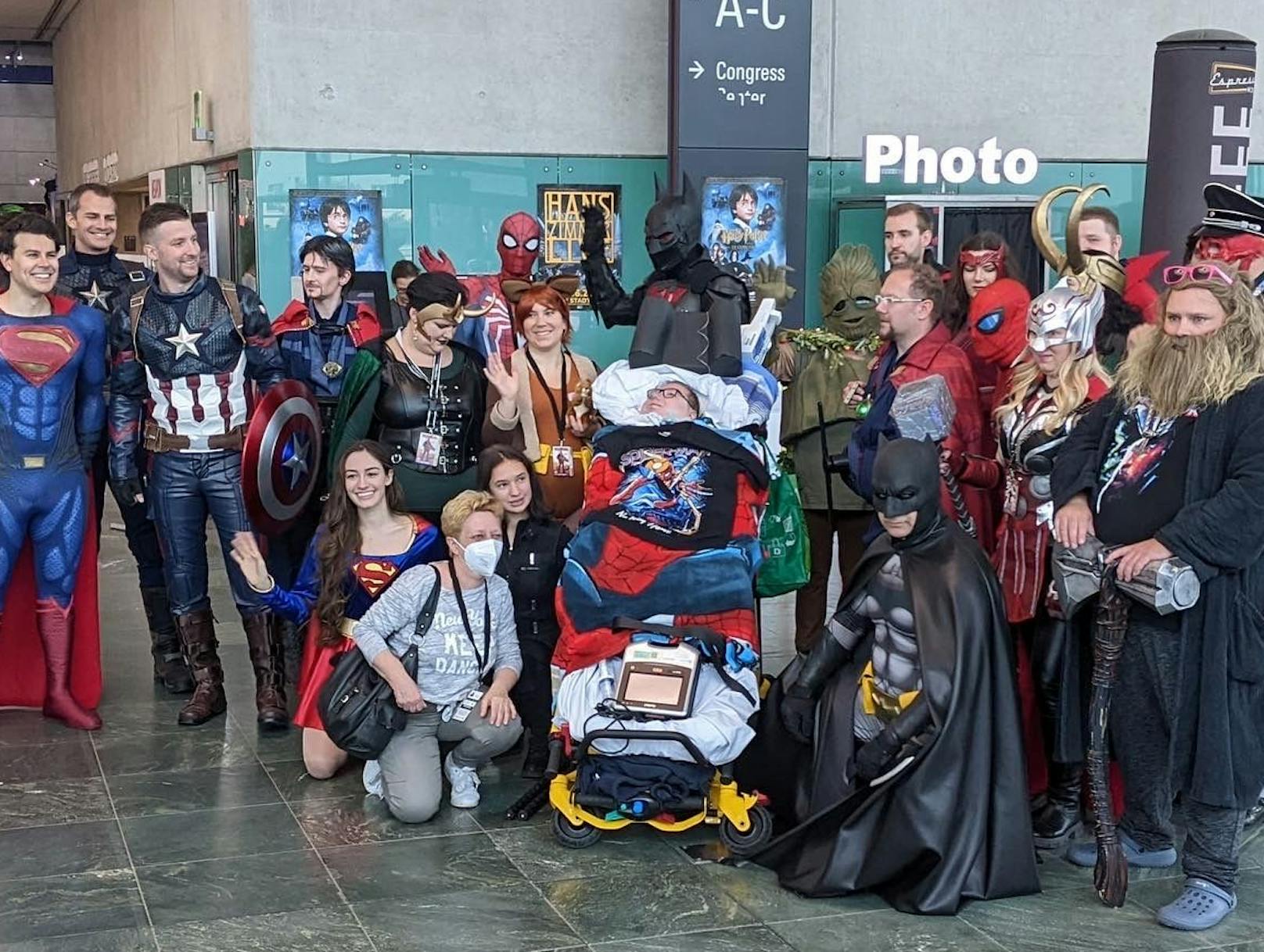 Ein besonderer Tag in Filips Leben: Der 15-jährige, der an einem Nervenleiden erkrankte, durfte – umgeben von "Avengers" – die Comic Con erleben.