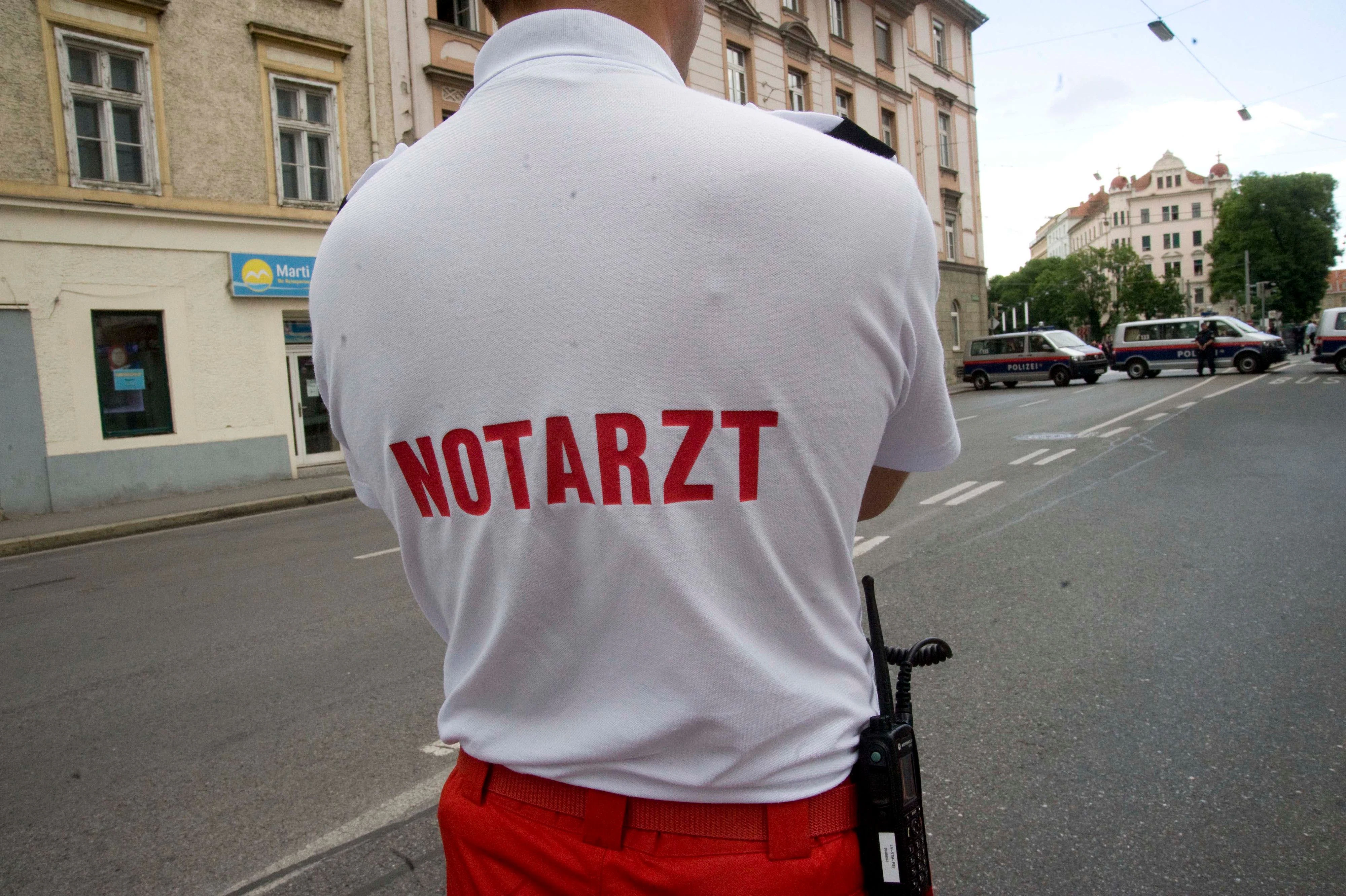 Download von www.picturedesk.com am 12.10.2022 (14:40).  notarzt - 20150628_PD10766 - Rechteinfo: Rights Managed (RM)