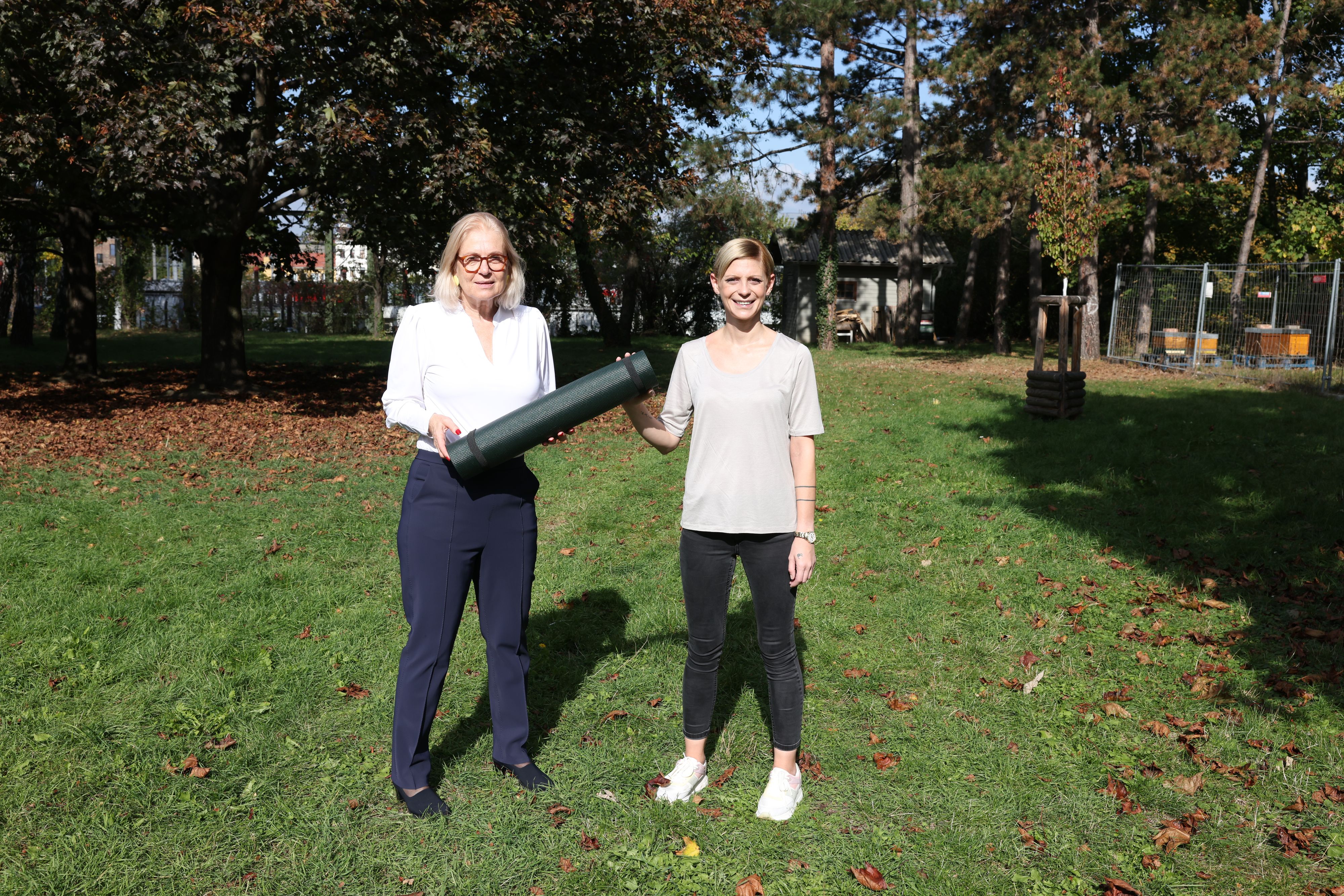 Der Samariterbund (im Bild Präsidentin Susanne Drapalik, li.) bietet Yoga für Obdachlose an. Sachspenden wie Yogamatten werden noch dringend benötigt.