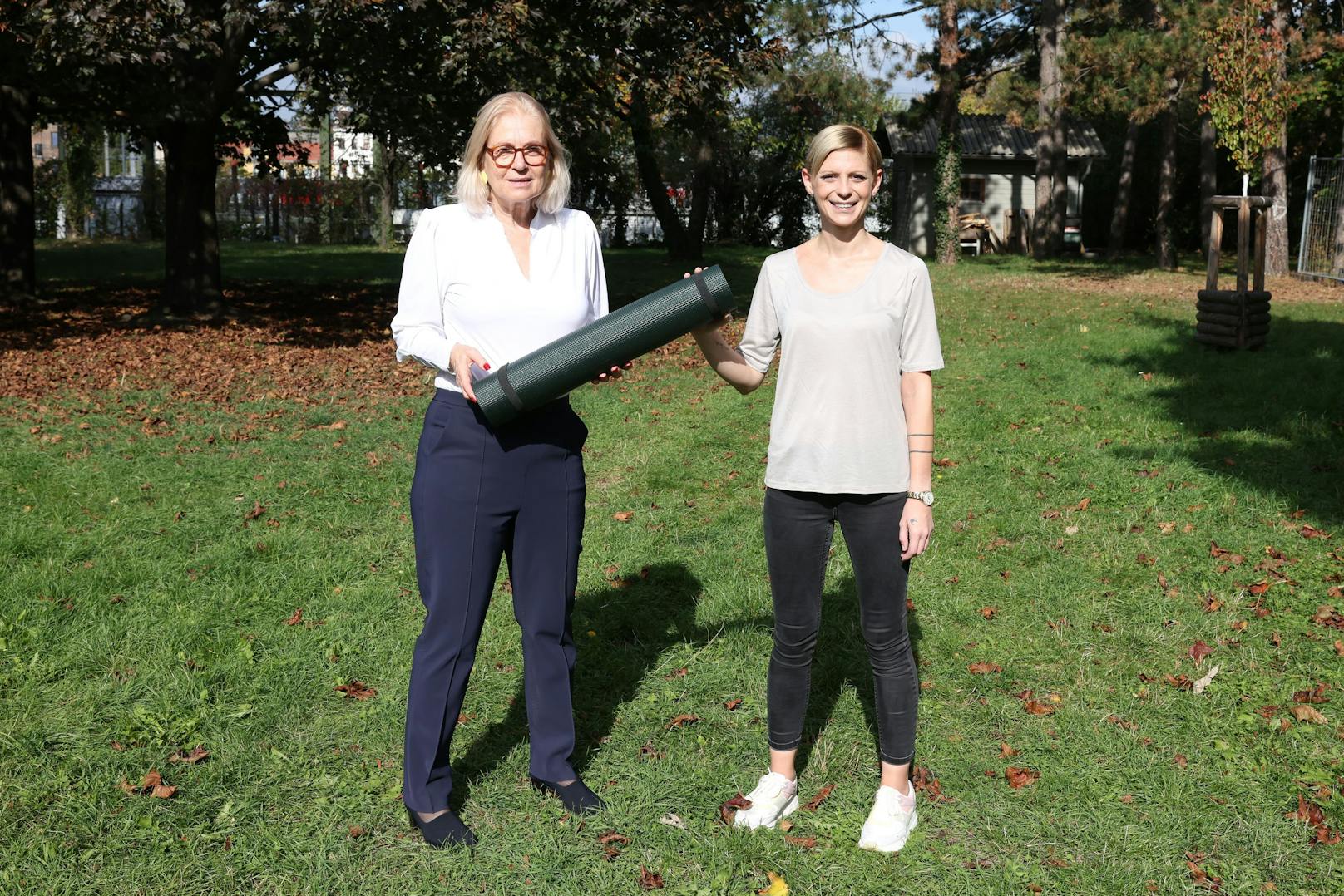 Der Samariterbund (im Bild Präsidentin Susanne Drapalik, li.) bietet Yoga für Obdachlose an. Sachspenden wie Yogamatten werden noch dringend benötigt.