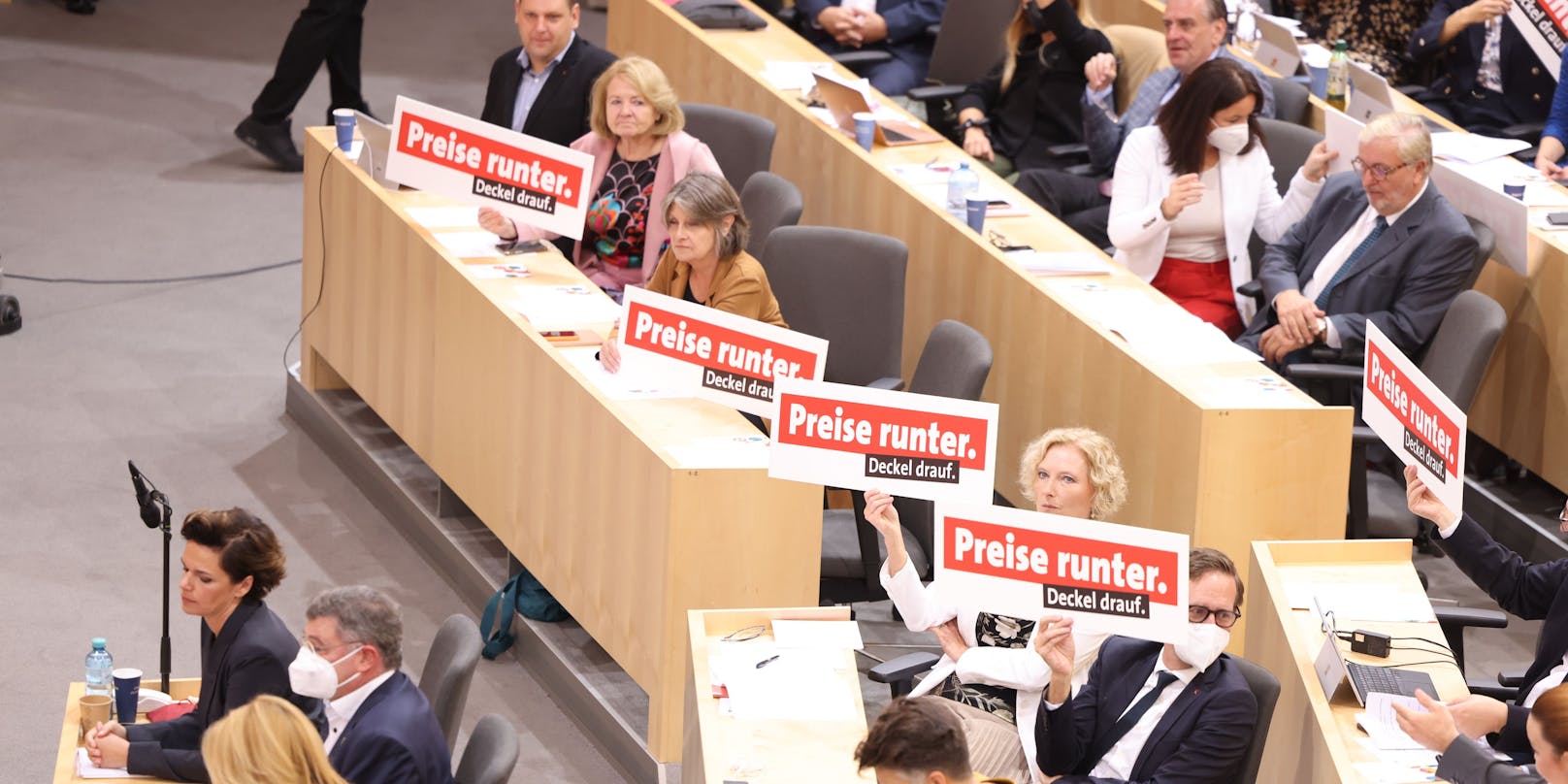 Im Parlament packte die SPÖ "Preise runter"- Taferln aus.