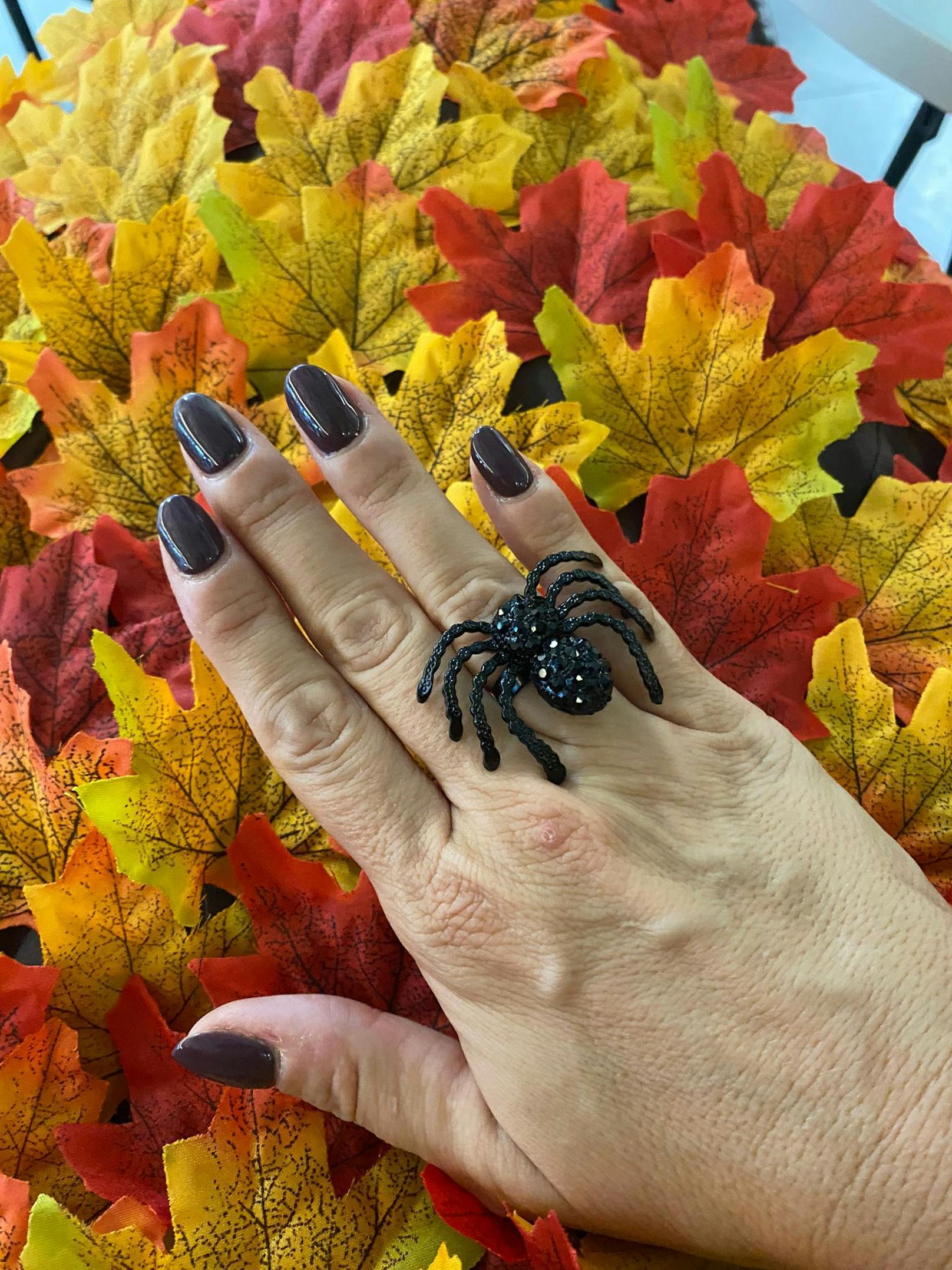 500 Blätter-Rock und eine Spinne am Finger