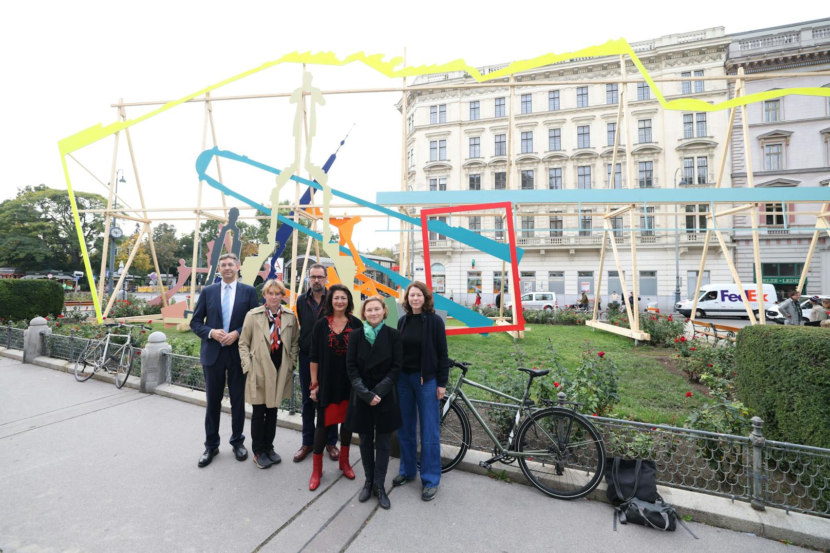 Am Mittwoch wurde die Kunstinstallation offiziell eröffnet, Bezirksvorsteher Markus Figl (li.) und Kulturstadträtin Veronica Kaup-Hasler (3.v.r.) waren vor Ort.