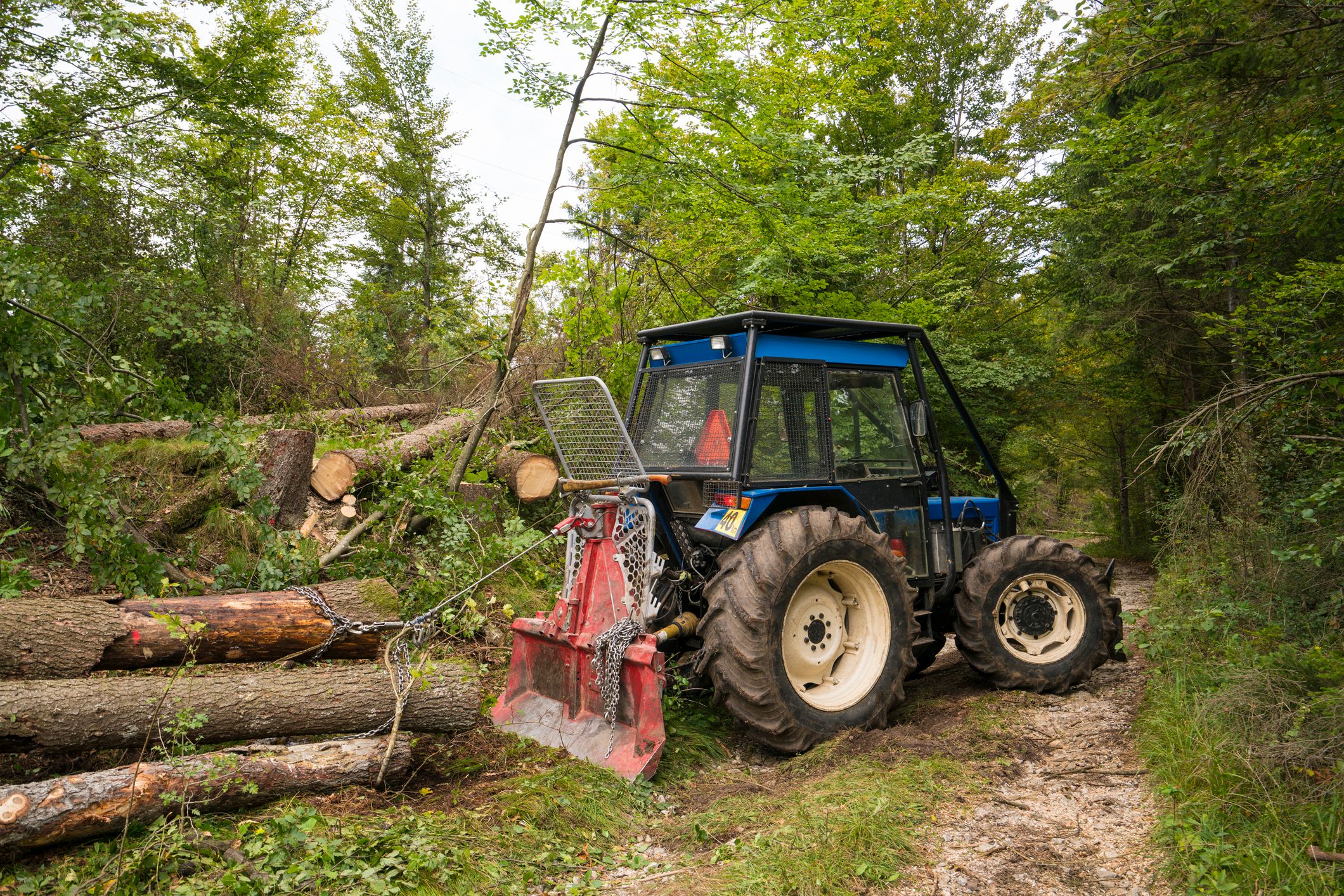 Durch das Lösen der Kette rollte der Traktor los.