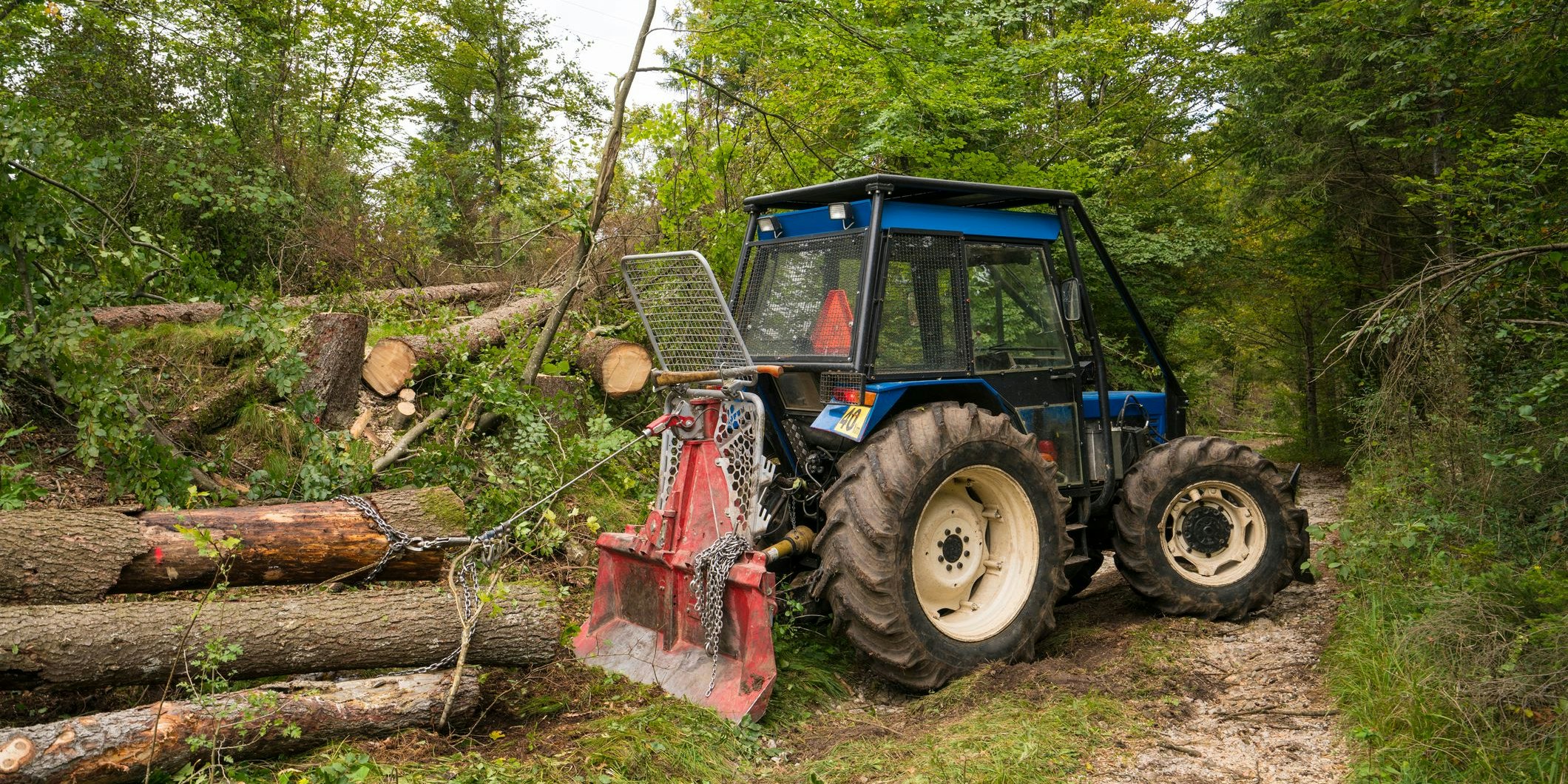 Durch das Lösen der Kette rollte der Traktor los.