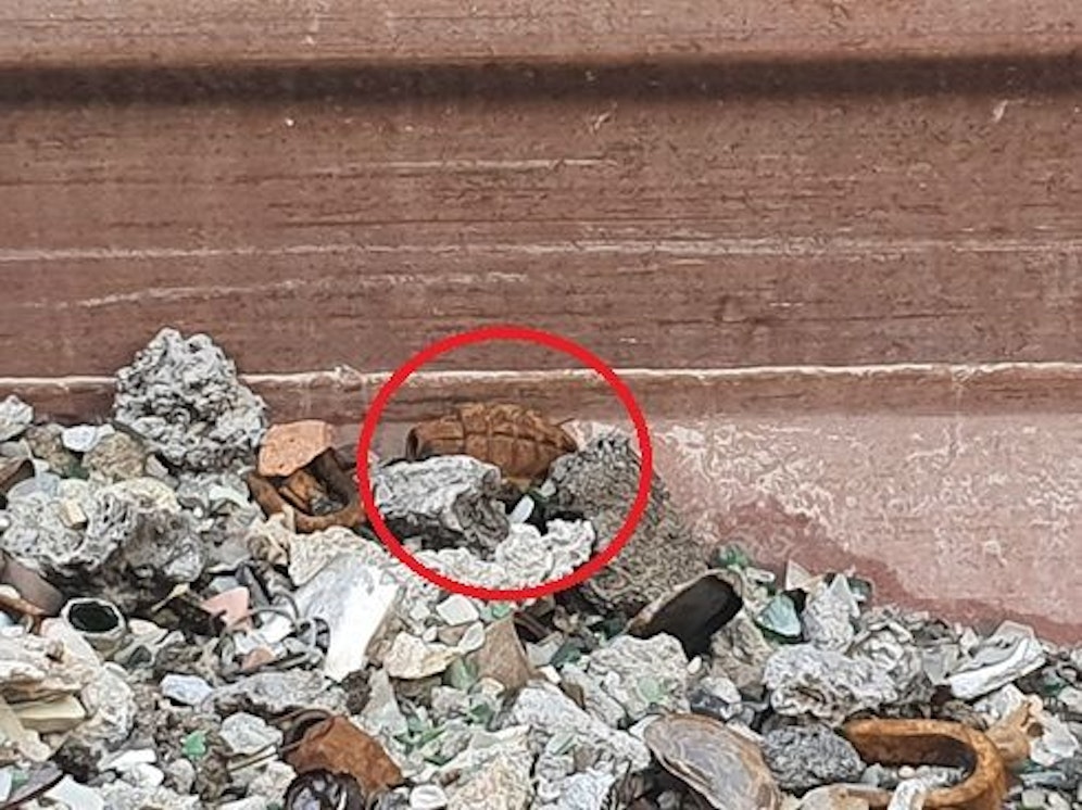 Diese Handgranate fand ein Wiener am Dienstag (11.10.2022) in einem Schuttcontainer. 