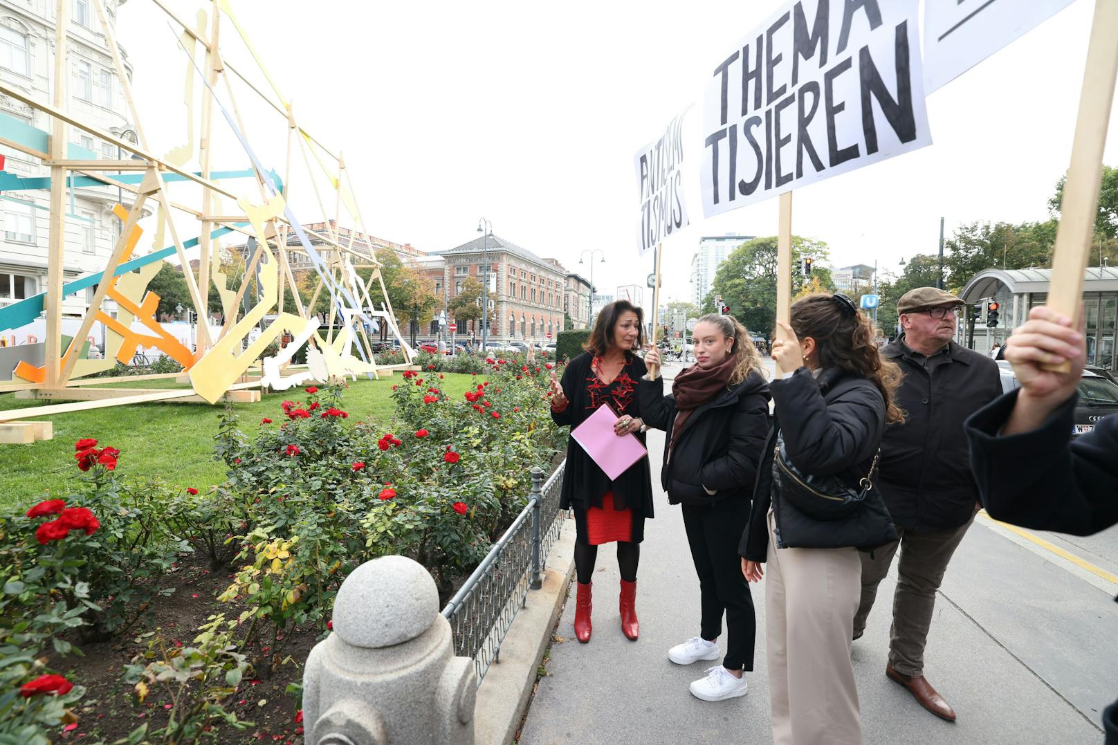 Kulturstadträtin Veronica Kaup-Hasler im Gespräch mit den Demonstranten.