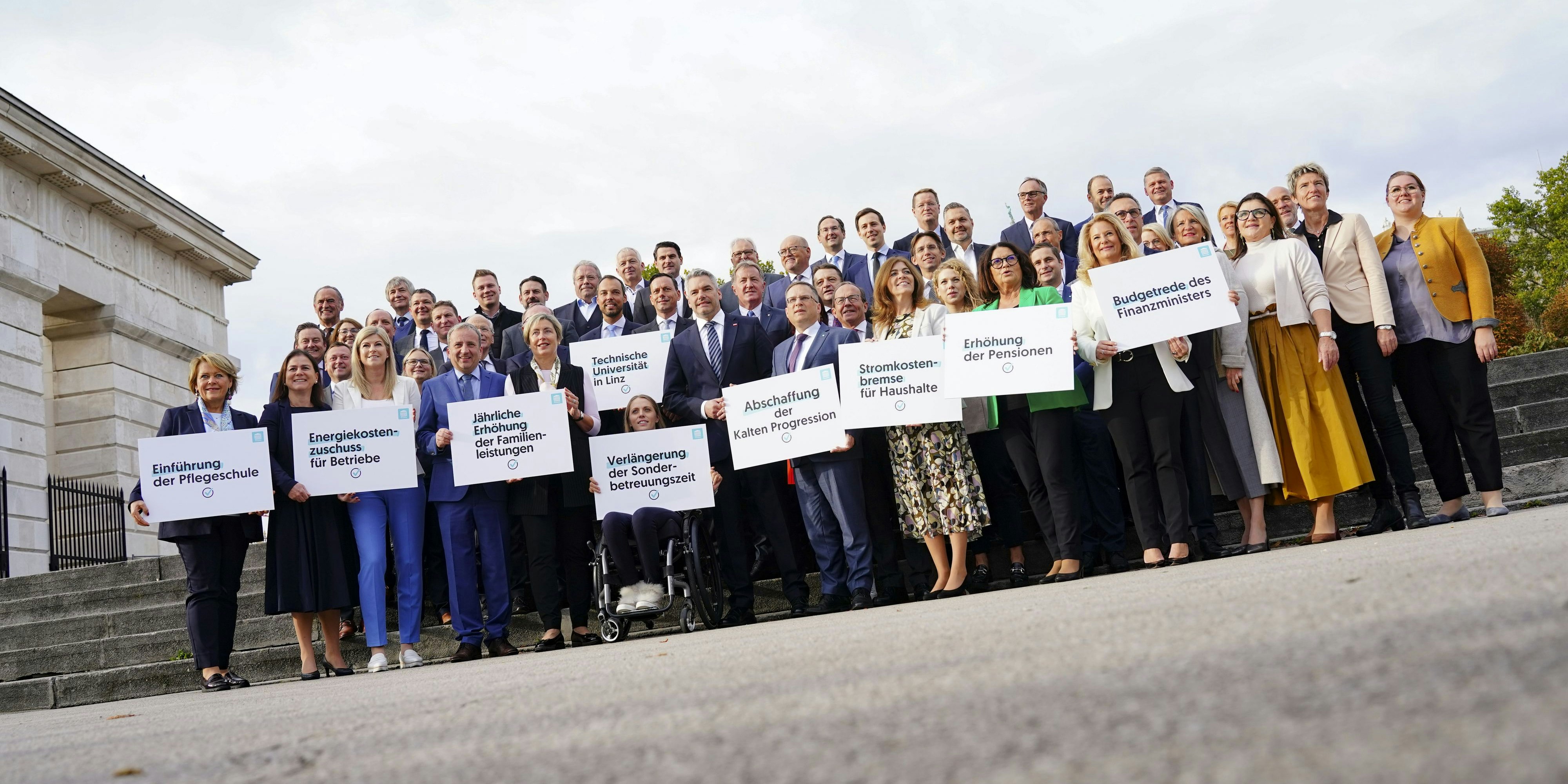 ÖVP-Abgeordnete zeigten Taferln.