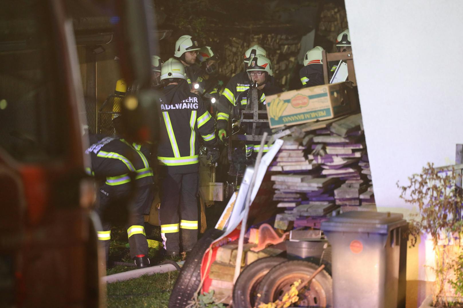 Die Einsatzkräfte wurden in der Nacht auf Mittwoch zu einem Brand in einem Wohnhaus in Adlwang alarmiert.