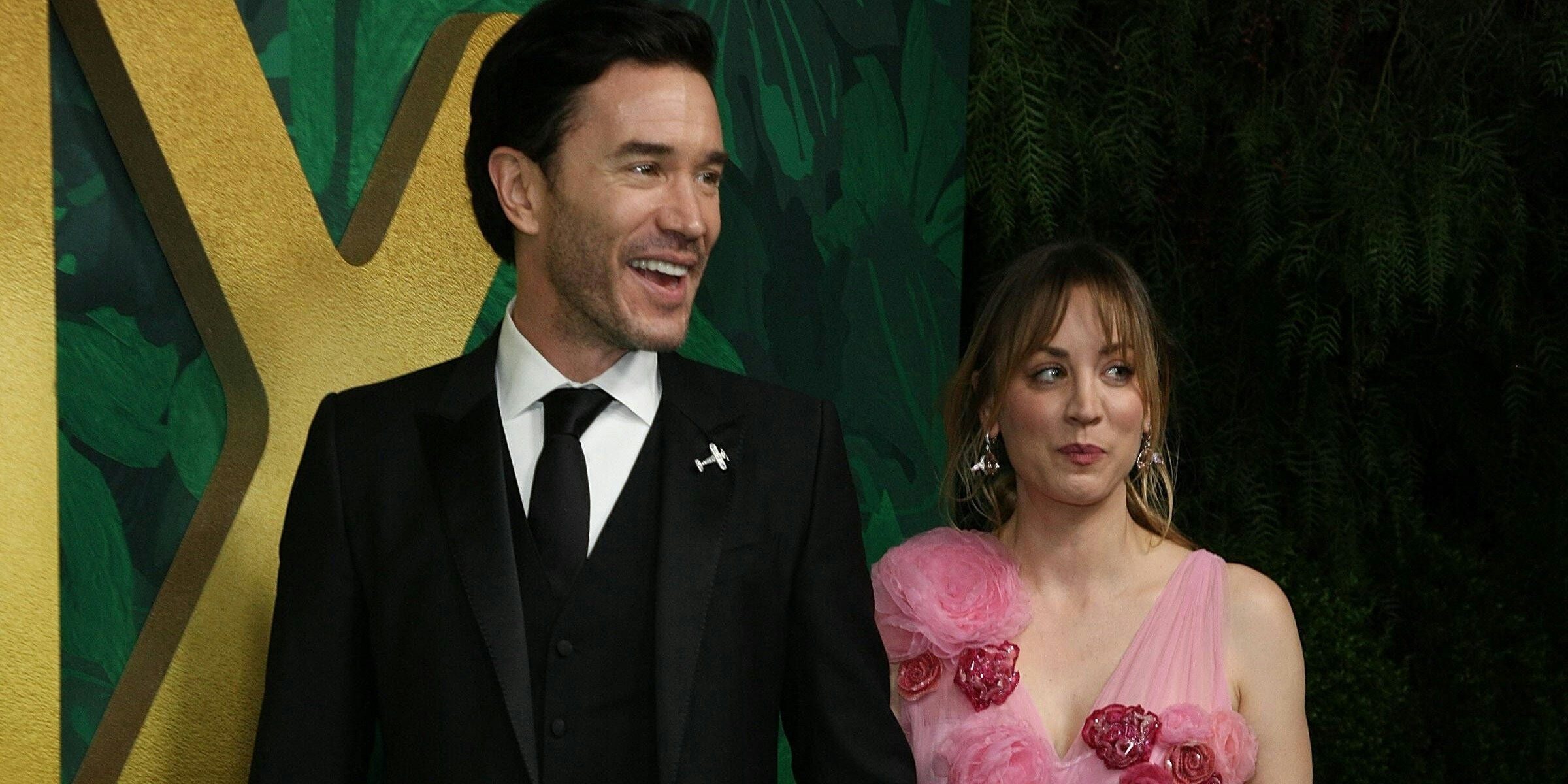  Kaley Cuoco und Tom Pelphrey