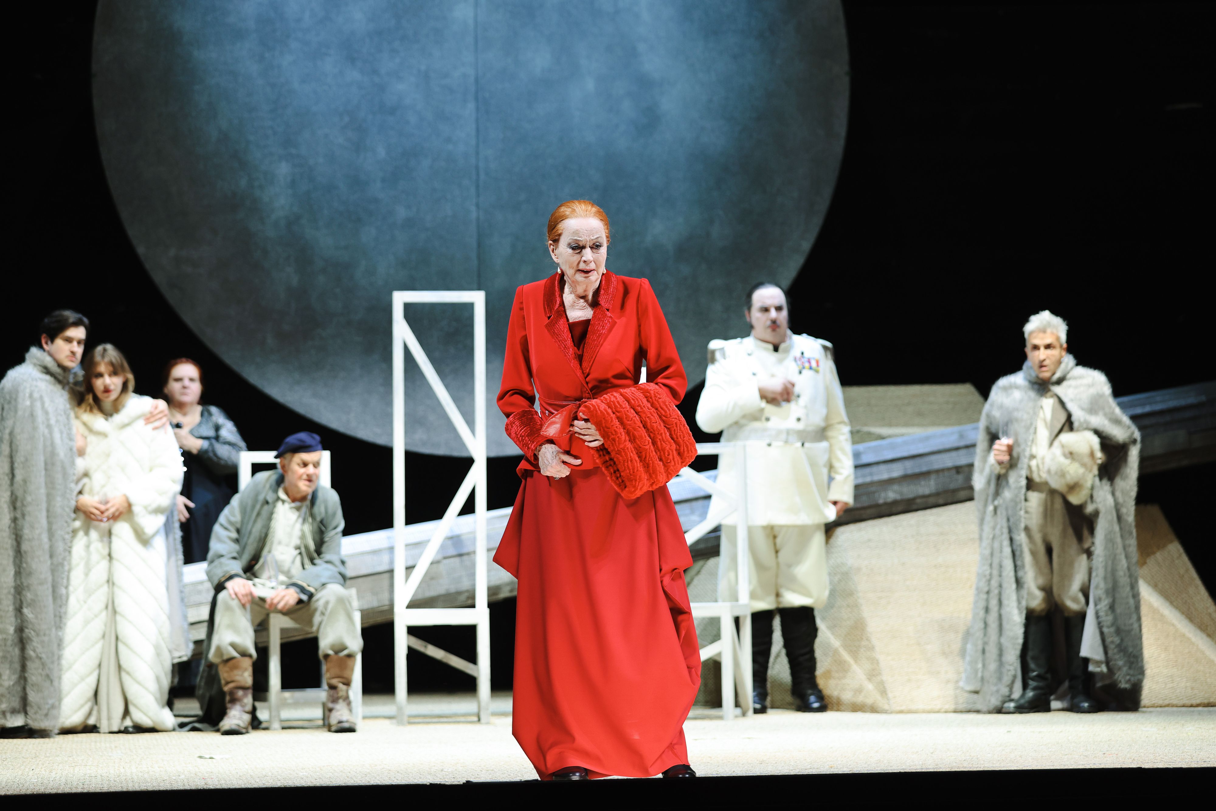 Andrea Jonasson mimt die Gutsbesitzerin Raissa.