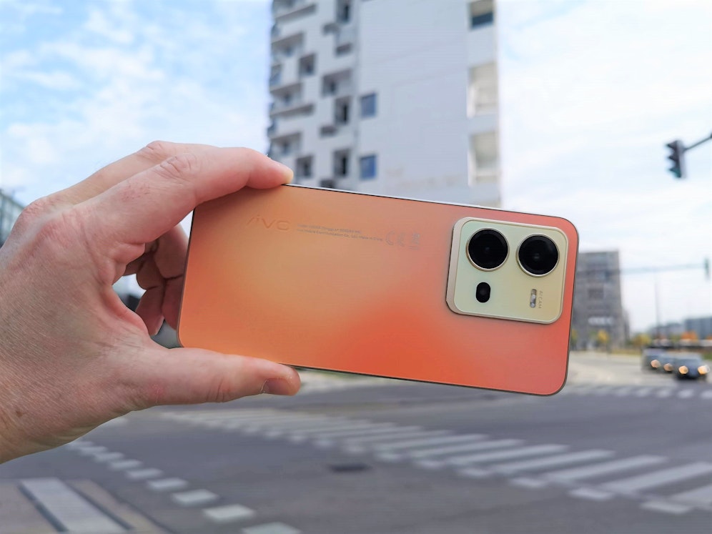 Das Vivo X80 Lite im Test – Bei Tageslicht wechselt es je nach Sonneneinstrahlung die Farbe, nachts gibt es ungewöhnlich starke Kamera-Qualitäten.