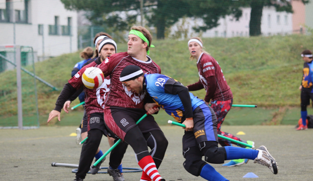 Mit Besenstiel zwischen den Beinen und Quaffel in der Hand messen sich österreichische Potterheads am Wochenende in NÖ.