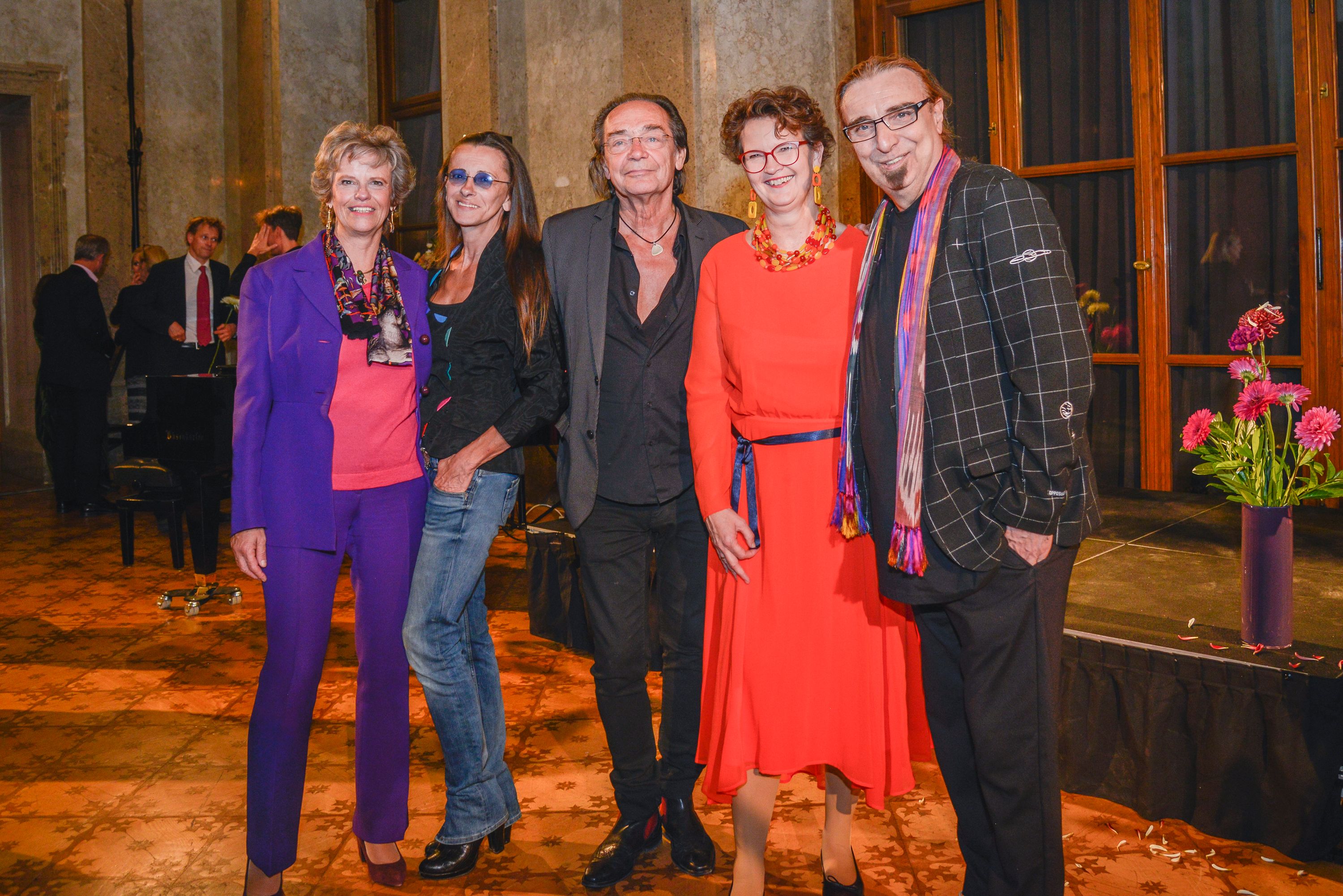 Bei der Eröffnung waren unter anderem Sabine Haag, Brigitte Just, Christian Kolonovits, Marie-Theres Arnbom, Rudi Dolezal mit dabei.