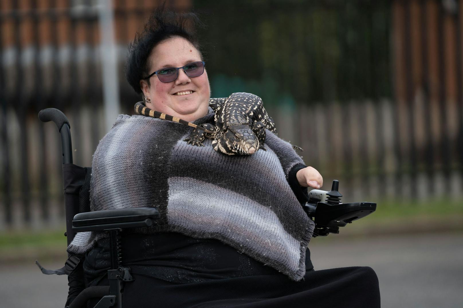 Besitzerin Charlotte Throssel ist selbst auf den Rollstuhl angewiesen, da ihr mehrere Gliedmaßen fehlen.