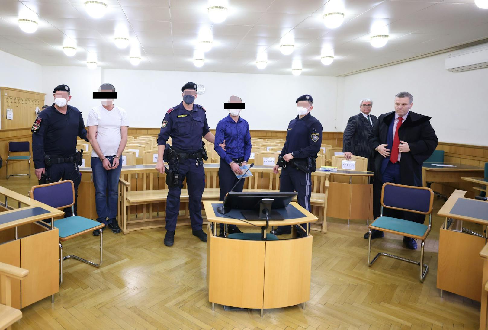 Die beiden Angeklagten im Gerichtssaal, im blauen Hemd der 32-Jährige und links im weißen T-Shirt sein 45-jähriger Kollege