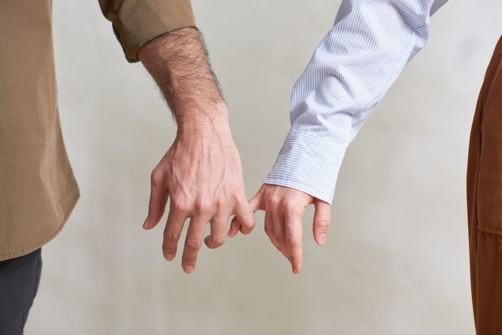 Beobachtest du deine Finger genauer bemerkst du einige Besonderheiten an Ring-und Zeigefinger. Dein Fingerlängenverhältnis kann nämlich einiges über deine Person verraten.