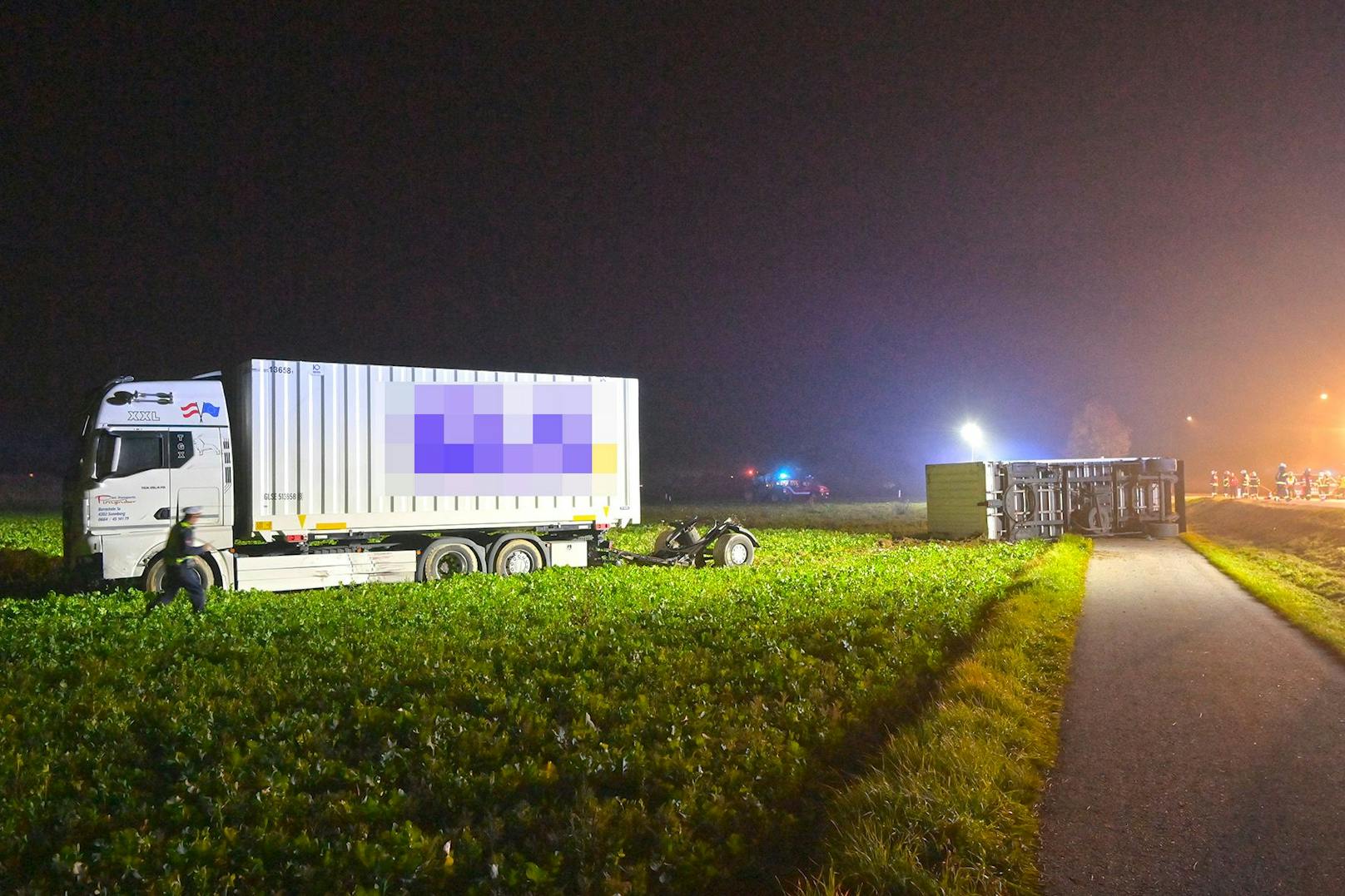 Durch die Wucht des Zusammenstoßes wurde der Motorblock herausgerissen und ins angrenzende Feld geschleudert. Der Lkw kam rechts von der Fahrbahn ab und erst nach circa 30 Metern in einem angrenzenden Feld zum Stillstand.