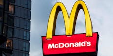 Mann (48) kündigt Top-Job, um im McDonald’s zu putzen
