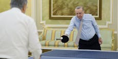 Schläger verkehrt– so kurios spielt Erdogan Tischtennis