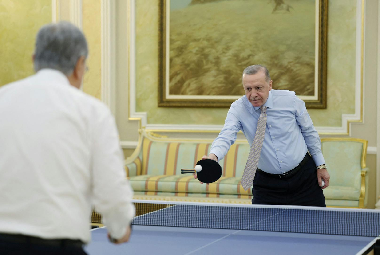 Schläger verkehrt– so kurios spielt Erdogan Tischtennis