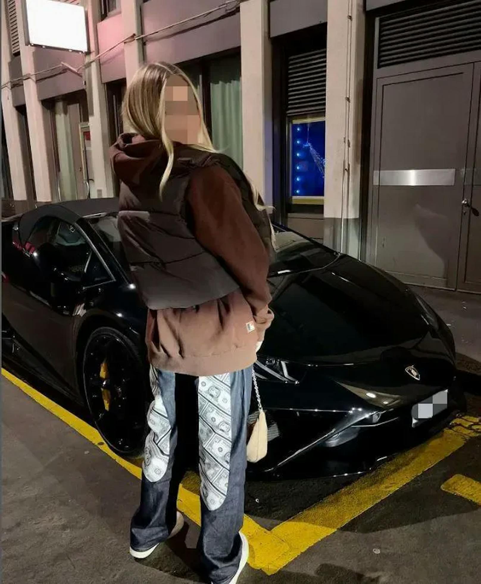 Auf diesem Bild posiert die Influencerin aus der Schweiz vor einem Lamborghini. Sie soll ihren Freund im August mit einer Stichwaffe verletzt haben.