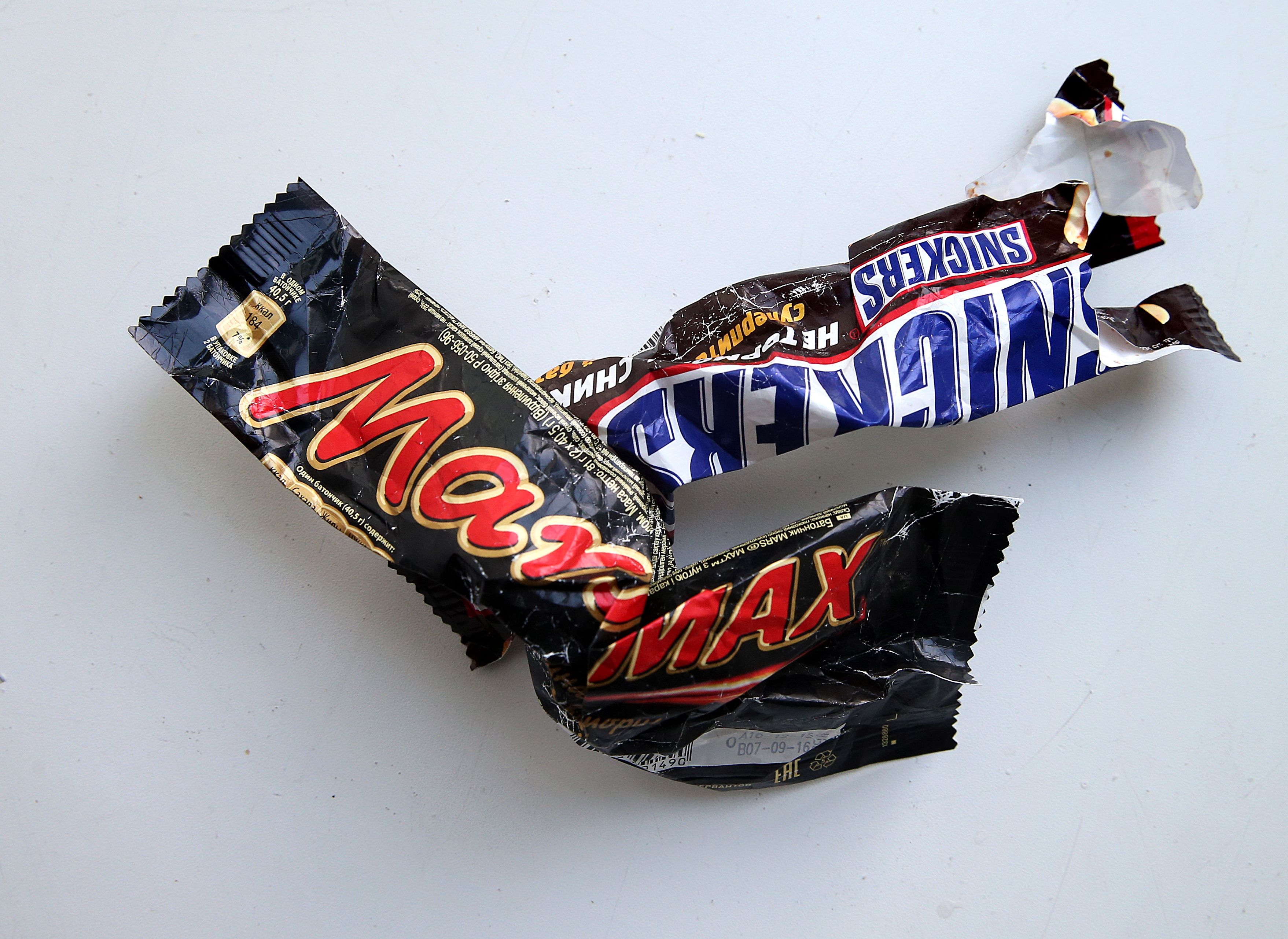 Download von www.picturedesk.com am 13.10.2022 (15:50).  MOSCOW, RUSSIA. FEBRUARY 24, 2016. Wraooers of Mars ans Snickers chocolate bars. Mars Inc recalls chocolate bars in 55 countries manufactured in the Netherlands as a piece of plastic has been found in a Snickers bar. The recall concerns Mars, Snickers, Milky Way Mini chocolate bars as well as Celebrations and MiniMix confectionery boxes. Valery Sharifulin/TASS - 20160224_PD4885 - Rechteinfo: Rights Managed (RM)