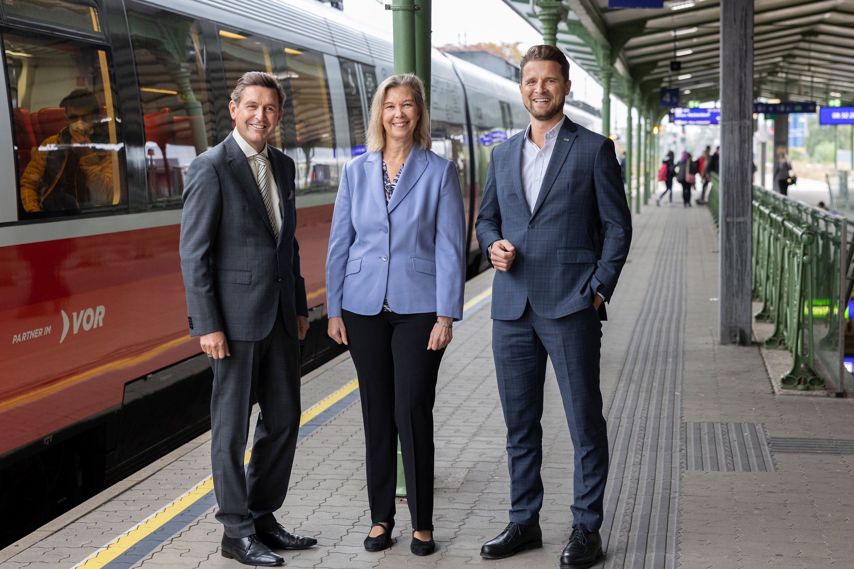 Öffi-Stadtrat Peter Hanke (SP), VOR-Geschäftsführerin Karin Zipperer und ÖBB-Personenverkehr-Chef Heinz Freunschlag.