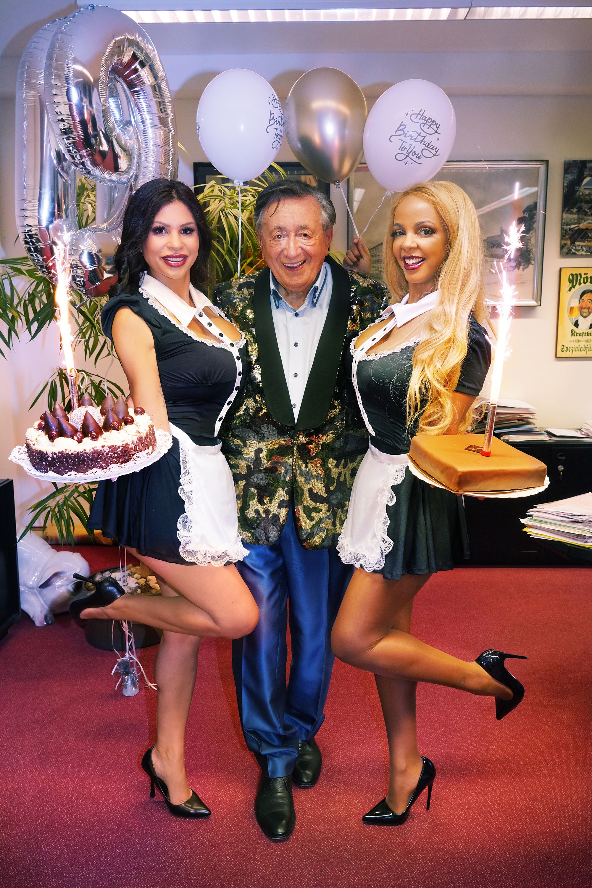 Bambi und Kolibri überraschten Richard Lugner in sexy Outfits