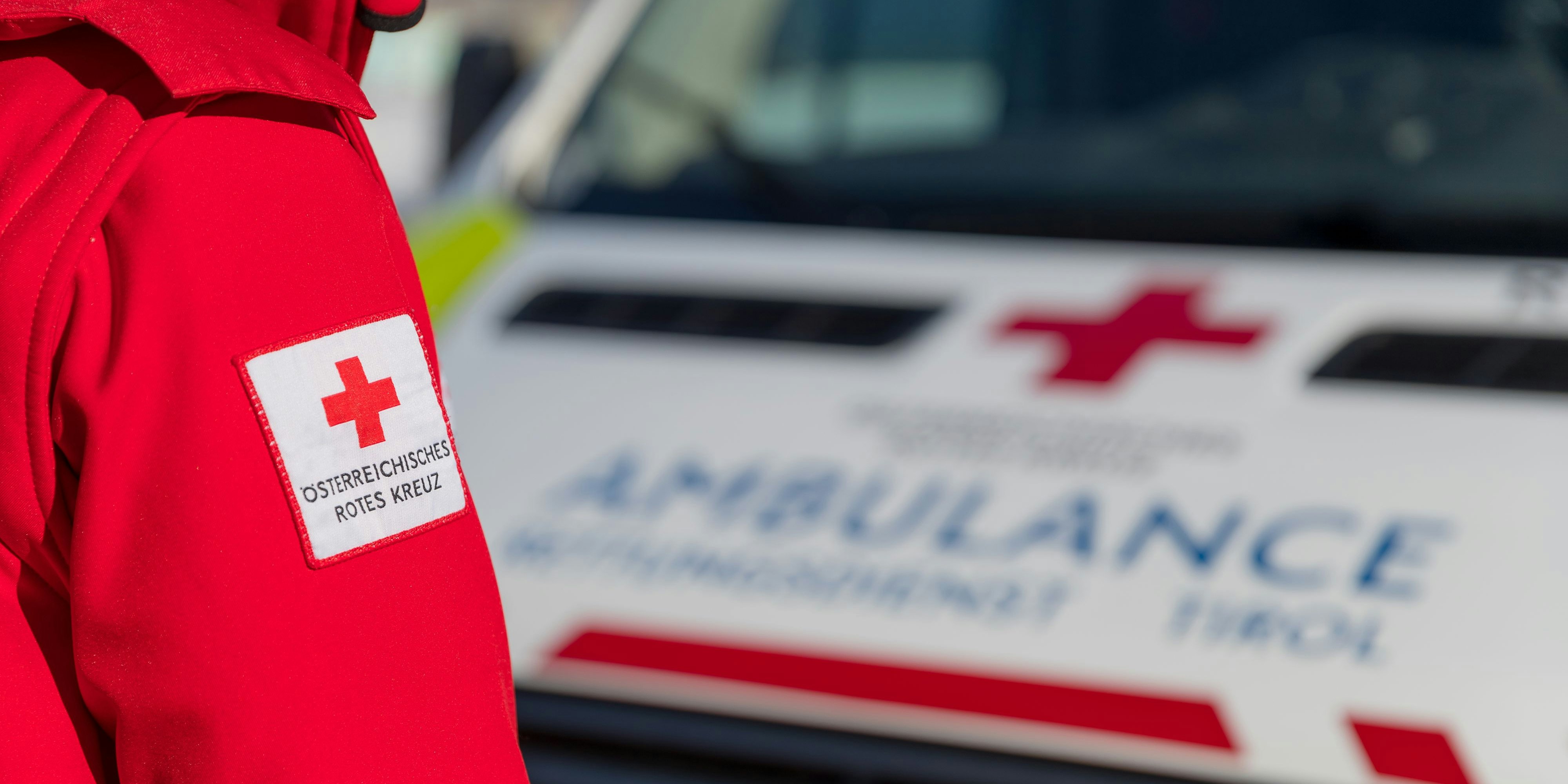 Download von www.picturedesk.com am 13.10.2022 (19:53).  ABD0136_20190217 - SCHWAZ - ÖSTERREICH: ++ THEMENBILD ++ Illustration zum Thema Rettungsdienst / Rotes Kreuz / Rettung. Im Bild: Ein Sanitäter vor einem Rettungswagen aufgenommen am Sonntag, 17. Februar 2019, in Schwaz. (GESTELLTE SZENE). - FOTO: APA/JAKOB GRUBER - 20190217_PD1874 - Rechteinfo: Rights Managed (RM)