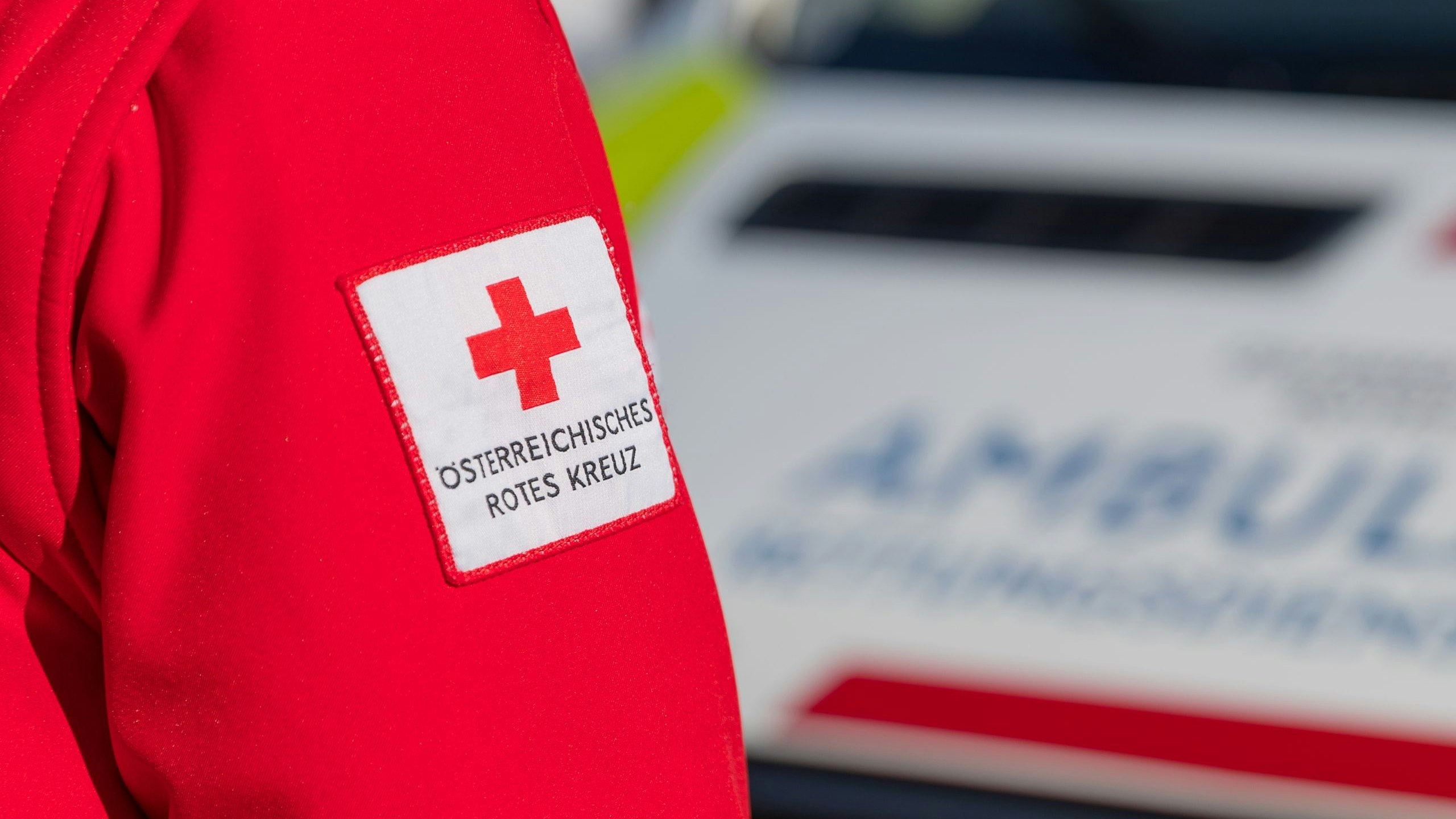 Download von www.picturedesk.com am 13.10.2022 (19:53).  ABD0136_20190217 - SCHWAZ - ÖSTERREICH: ++ THEMENBILD ++ Illustration zum Thema Rettungsdienst / Rotes Kreuz / Rettung. Im Bild: Ein Sanitäter vor einem Rettungswagen aufgenommen am Sonntag, 17. Februar 2019, in Schwaz. (GESTELLTE SZENE). - FOTO: APA/JAKOB GRUBER - 20190217_PD1874 - Rechteinfo: Rights Managed (RM)