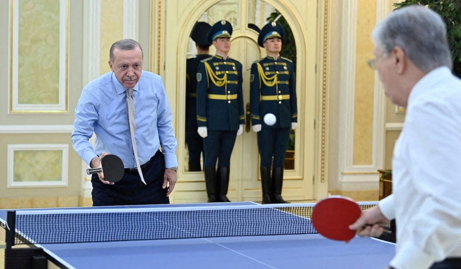 Das kasachische Präsident Kassym-Jomart Tokayev und sein türkischer Amtskollege Tayyip Erdogan spielen Pingpong.