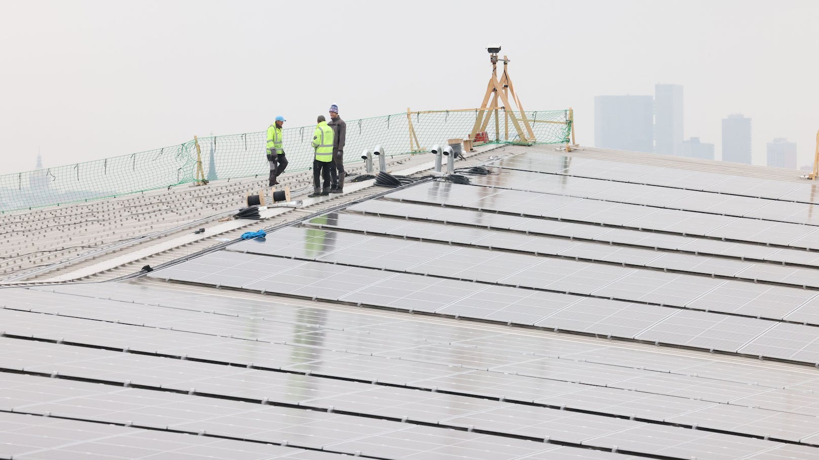 Die Hälfte der rund 3.000 Photovoltaik-Paneele am Dach der Halle D ist montiert.