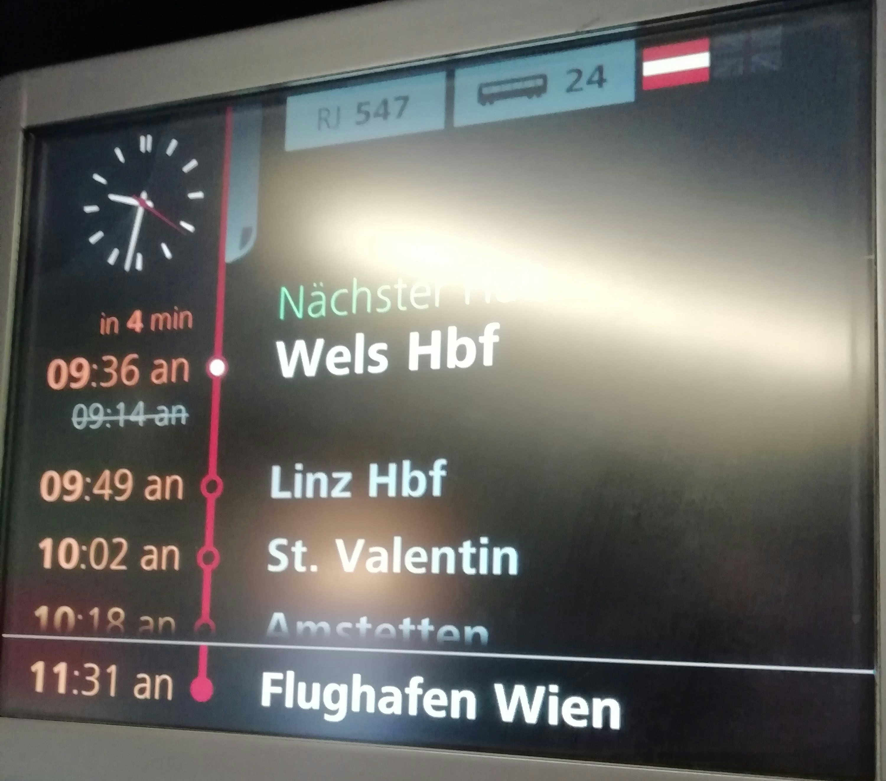 Die Anzeigetafel im Zug informierte über die Verspätung.