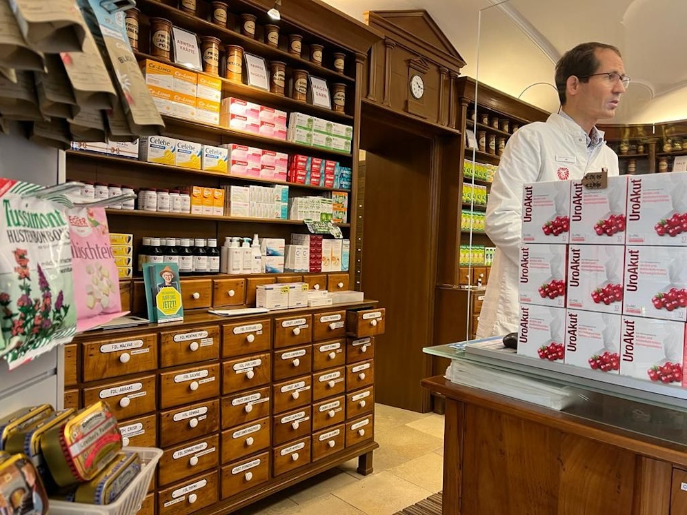 Die Löwenapotheke in St. Pölten, Chef Mag. pharm. Andreas Gentzsch voll in Aktion.