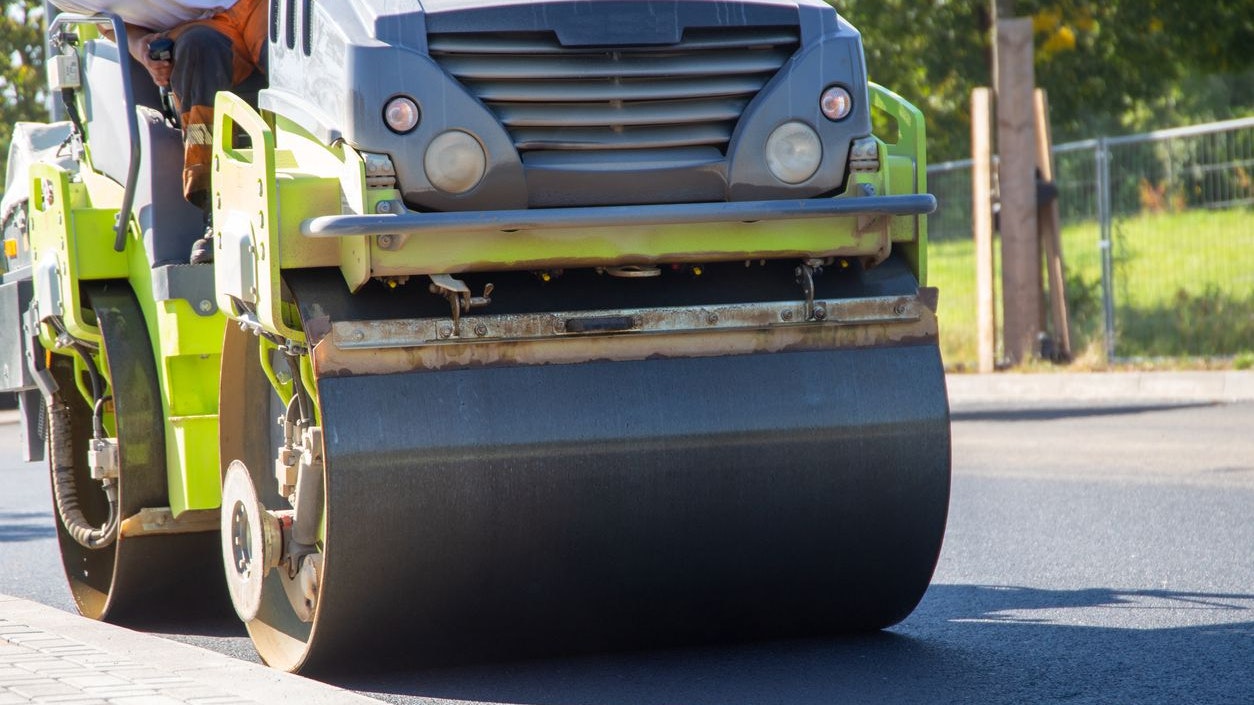 Der Arbeiter wurde von einer Straßenwalze getroffen und tödlich verletzt.