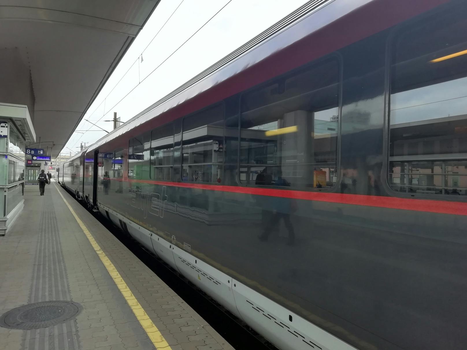 Der Railjet von Salzburg zum Flughafen Wien blieb am Donnerstag in der Früh plötzlich vor Wels in OÖ stehen. In einer Durchsage hießt es: "Es gibt keinen Strom".